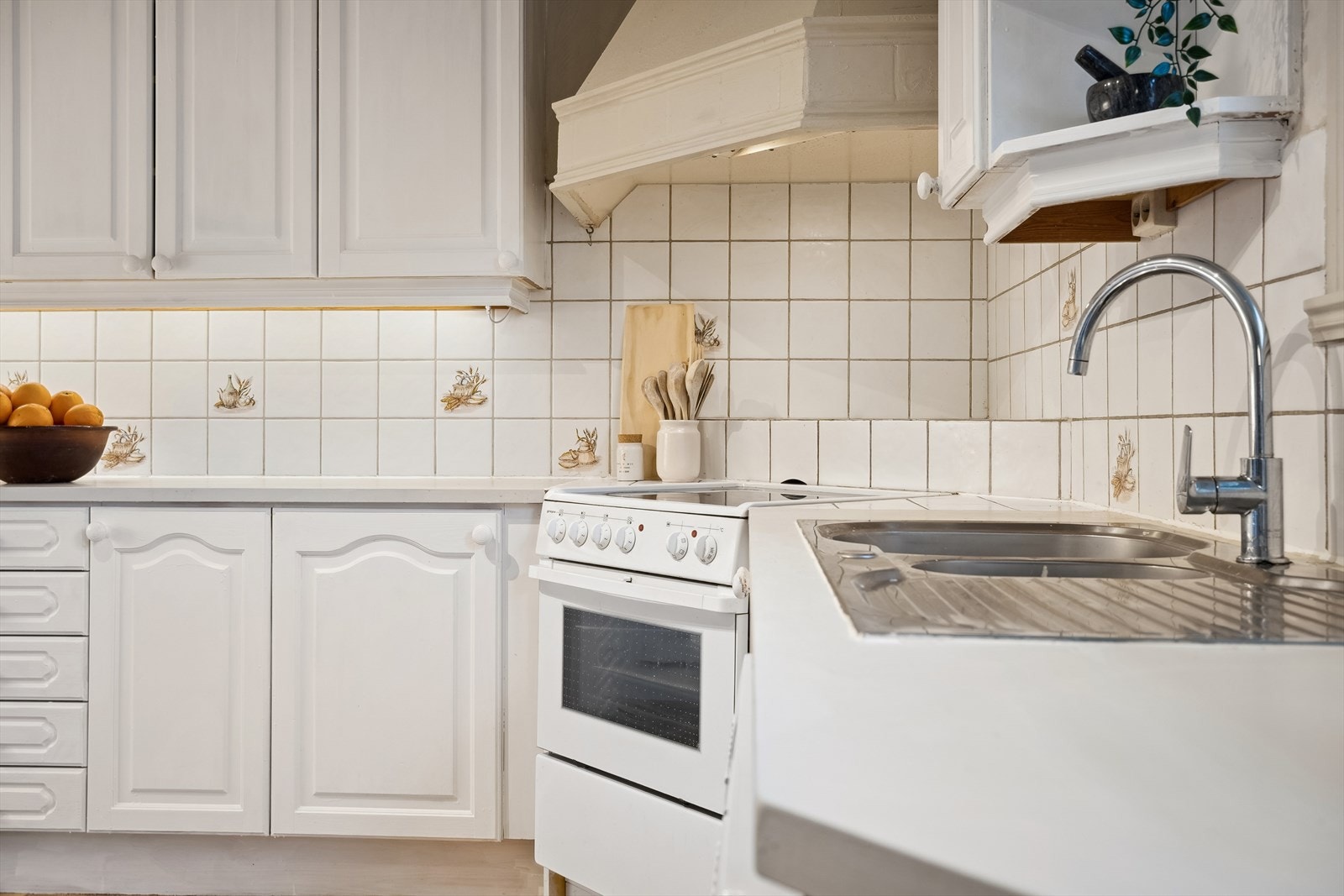 Det er avsatt plass til kjøleskap, oppvaskmaskin og komfyr. Galleribilde