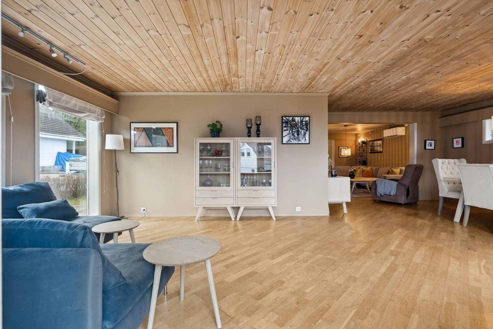 Pene overflater med laminatgulv, delikate fargevalg og gode møbleringsmuligheter gjør dette til et godt rom. Galleribilde