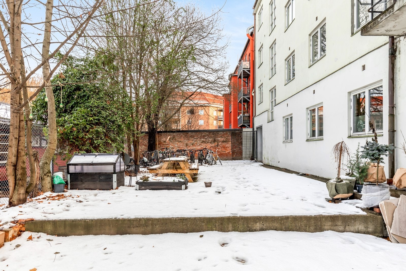 Hyggelig bakgård med sittegrupper Galleribilde
