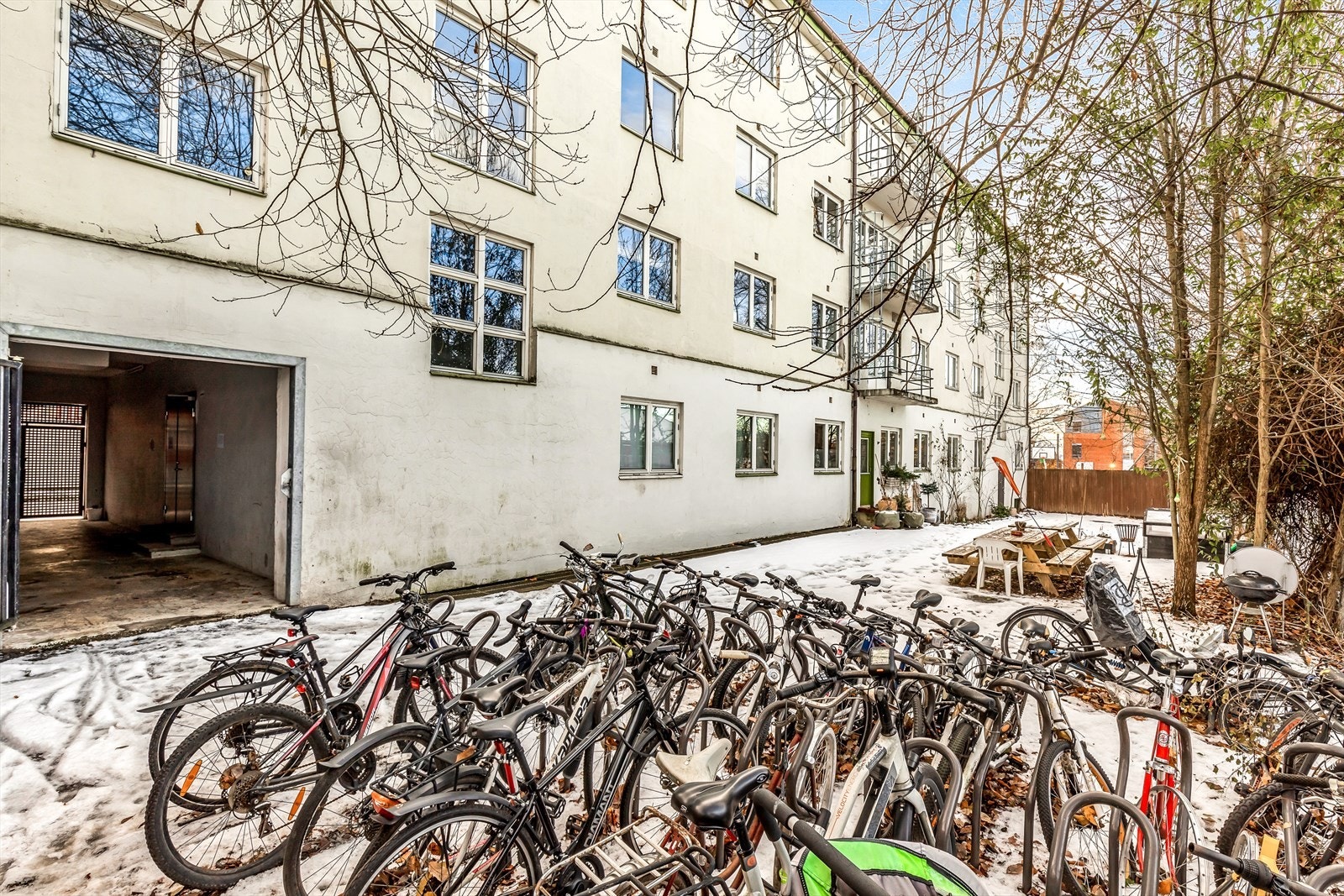 Lukket bakgård med sykkelparkering. Galleribilde