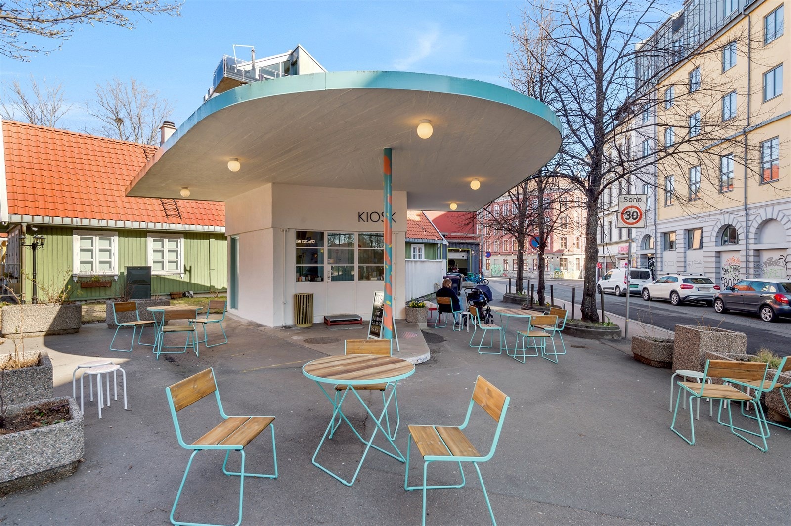 Kiosk! er en uavhengig kaffebar som holder til i en bensinstasjon fra 1935 i St. Halvards gate på Galgeberg. Galleribilde