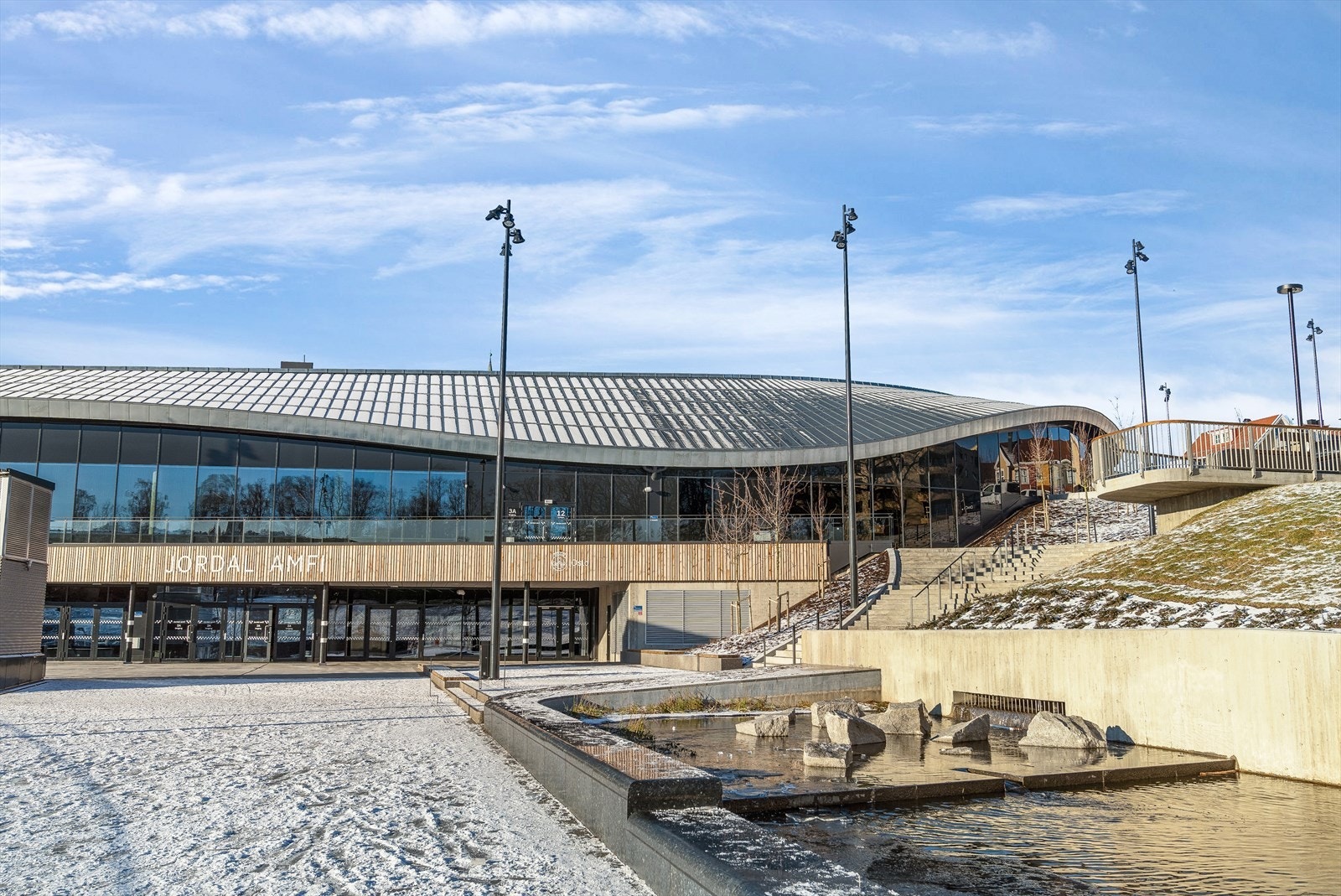 Ikke langt fra boligen ligger nye Jordal Amfi. I tilknytning til dette finner du kunstgressbane, skøytehall, skatepark og en stor lekeplass Galleribilde