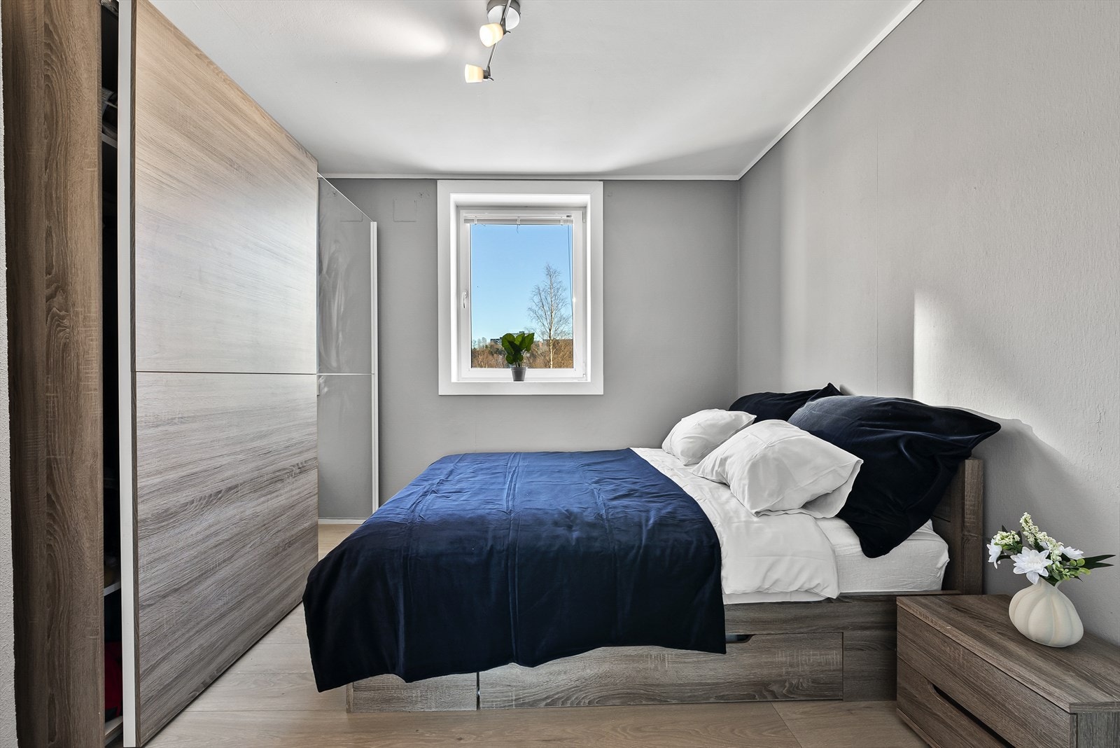 Romslig hovedsoverom med plass til dobbeltseng og garderobeskap. Galleribilde