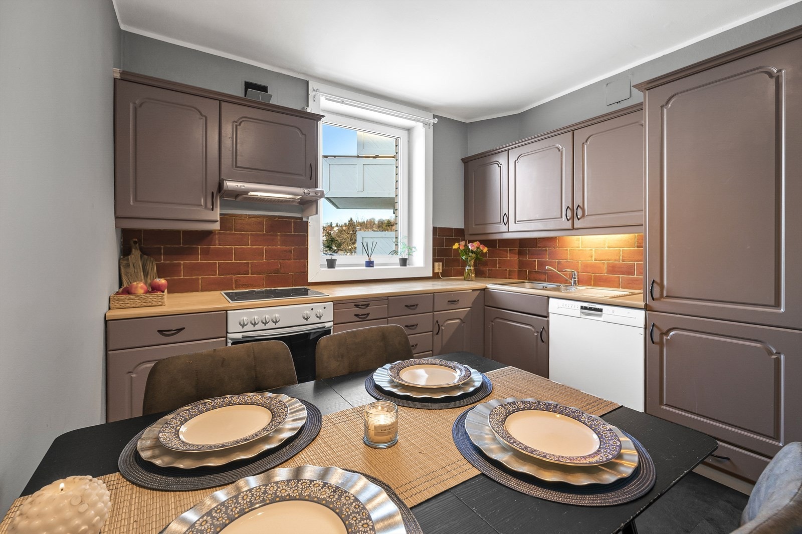 Hyggelig kjøkken med plass til spisebord, her kan du samle ditt selskap. Galleribilde