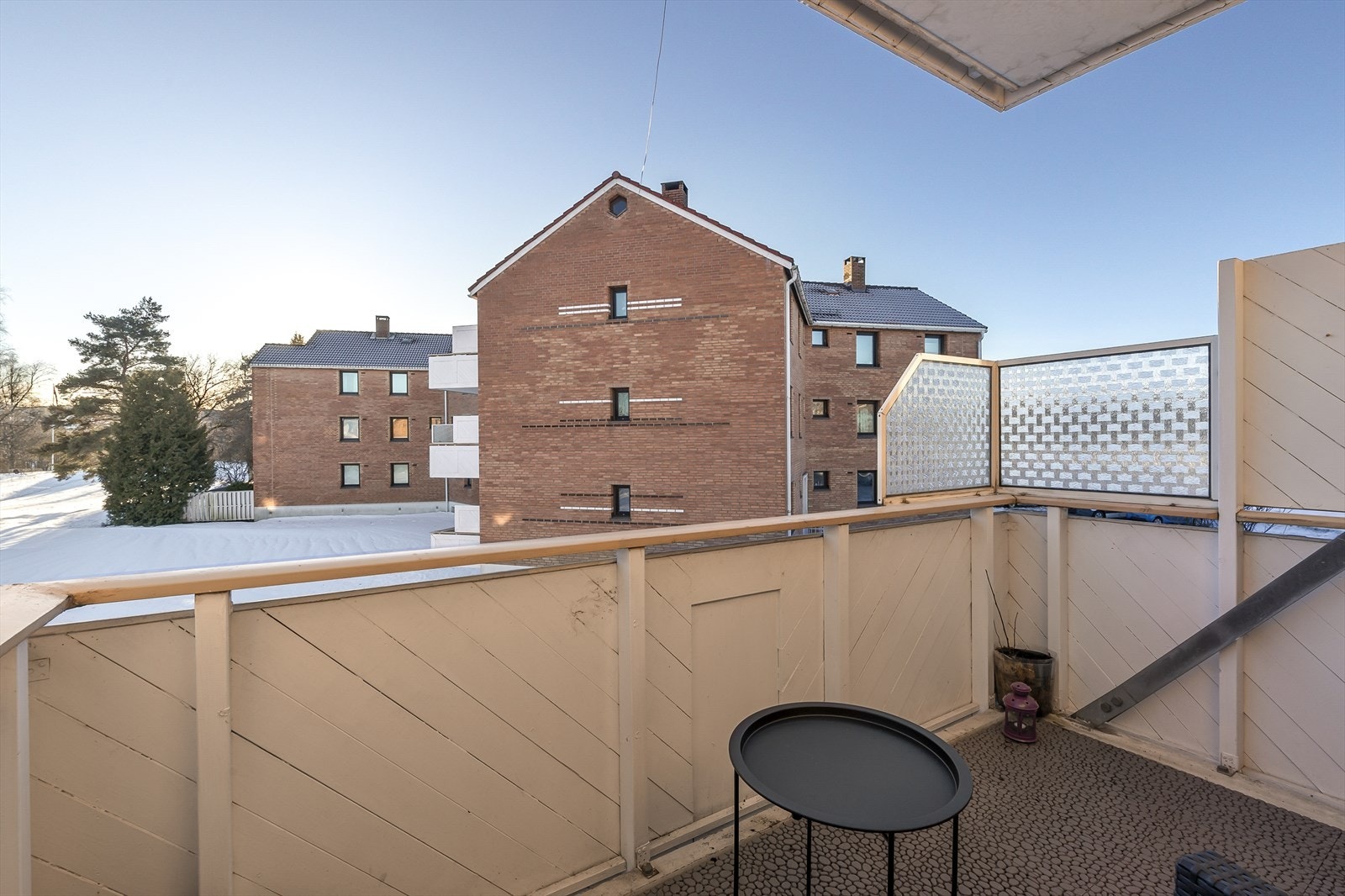 Balkongen vender ut mot rolige fellesområder. Galleribilde