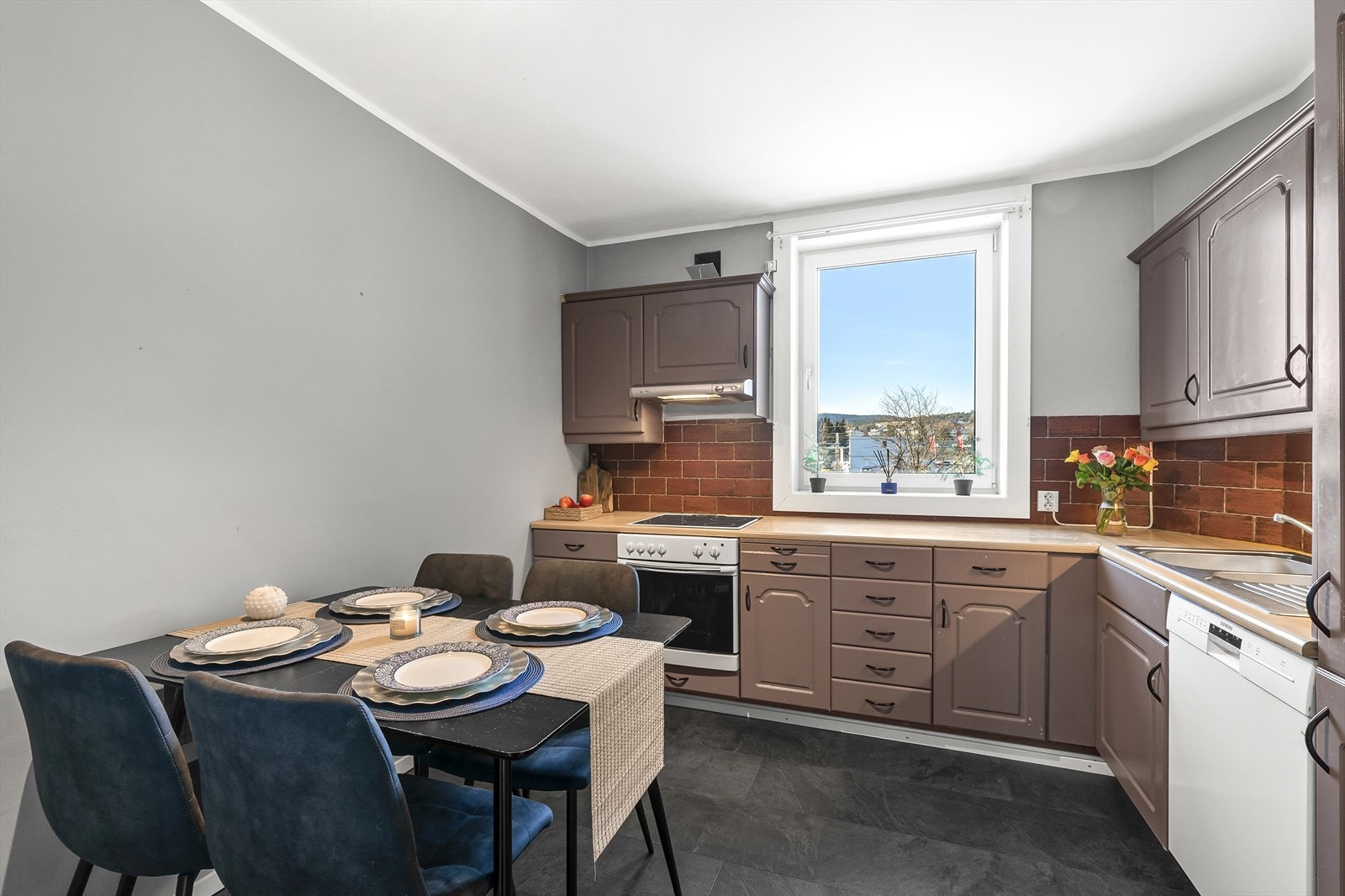 Kjøkkenet er velutstyrt med integrerte hvitevarer som stekeovn, platetopp og kjøl/frys. Galleribilde