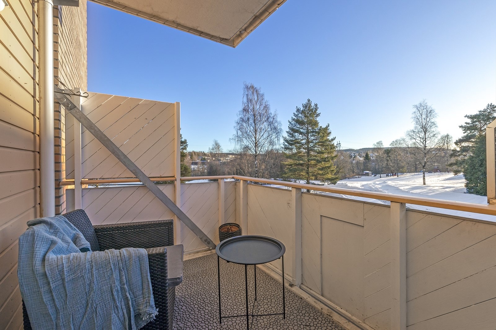 Fra stuen er det utgang til en hyggelig balkong med plass til møblering. Galleribilde