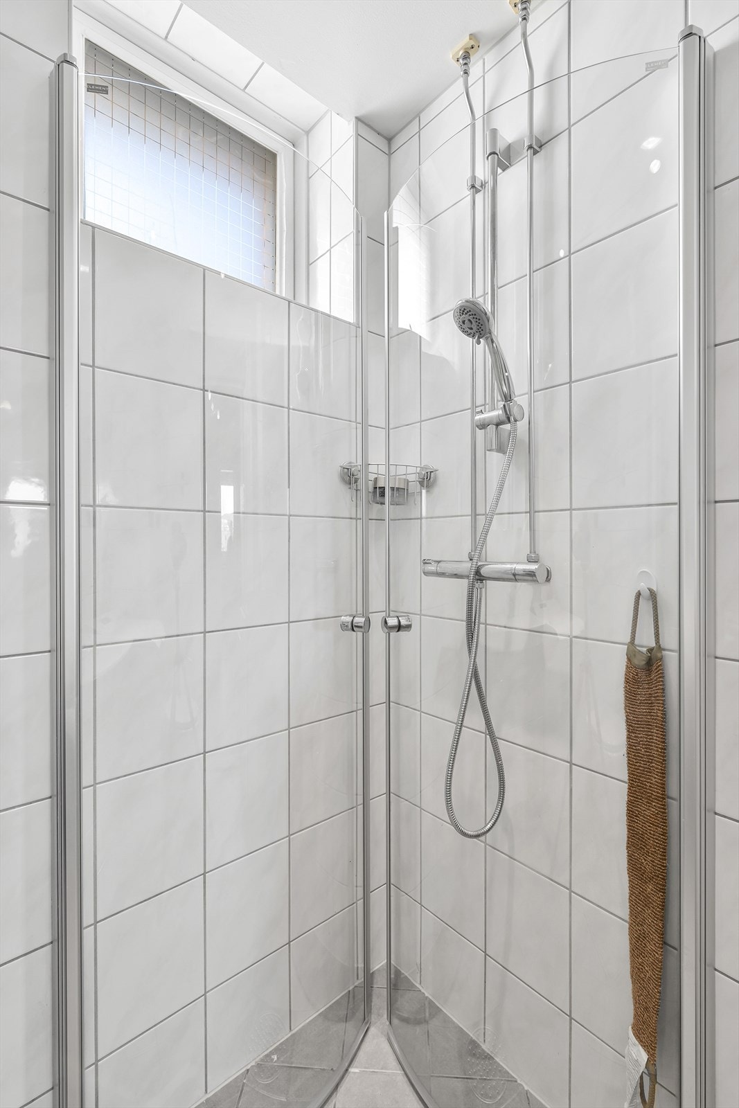 Dusj på gulv med dører i herdet glass. Galleribilde