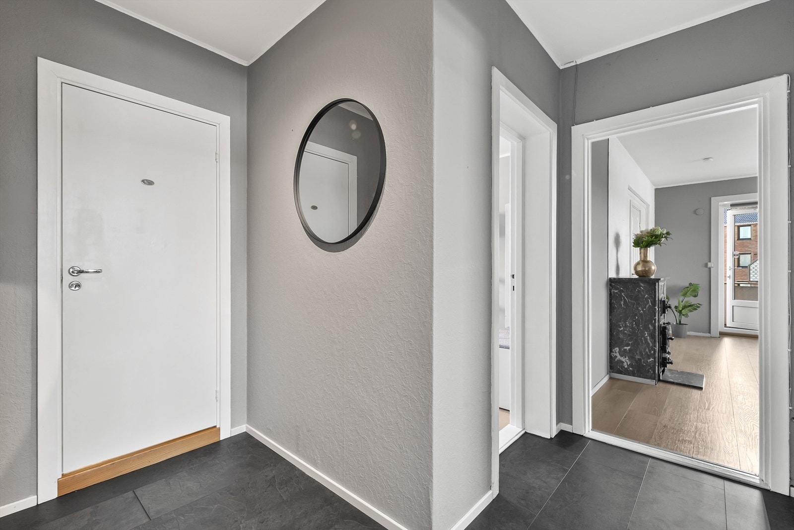 Fra gangen er det adkomst til kjøkken, stue, bad og soverom. Galleribilde