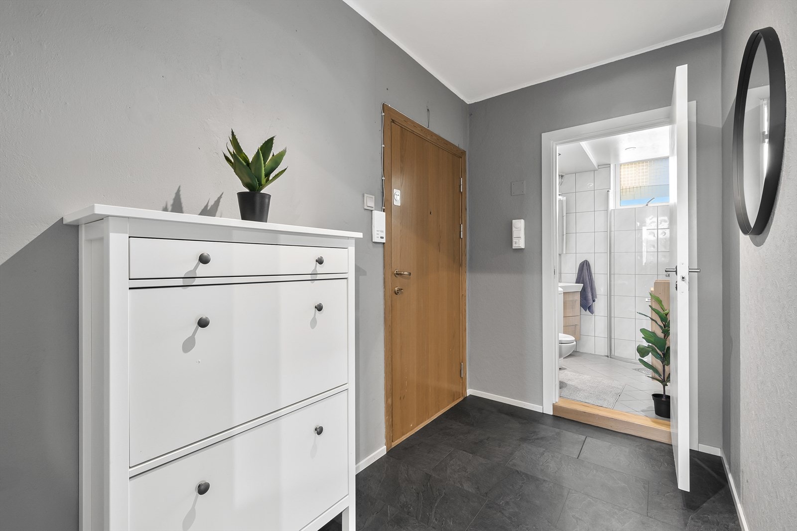 Fint inngangsparti med plass til oppbevaring i skap. Galleribilde