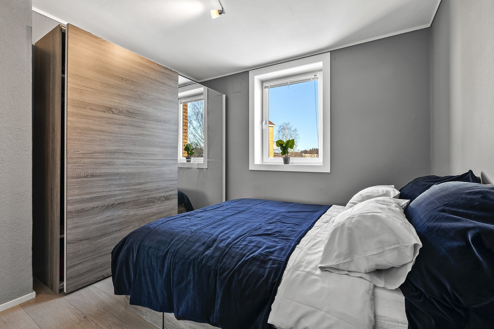 Godt med plass til oppbevaring i garderobeskap. Galleribilde