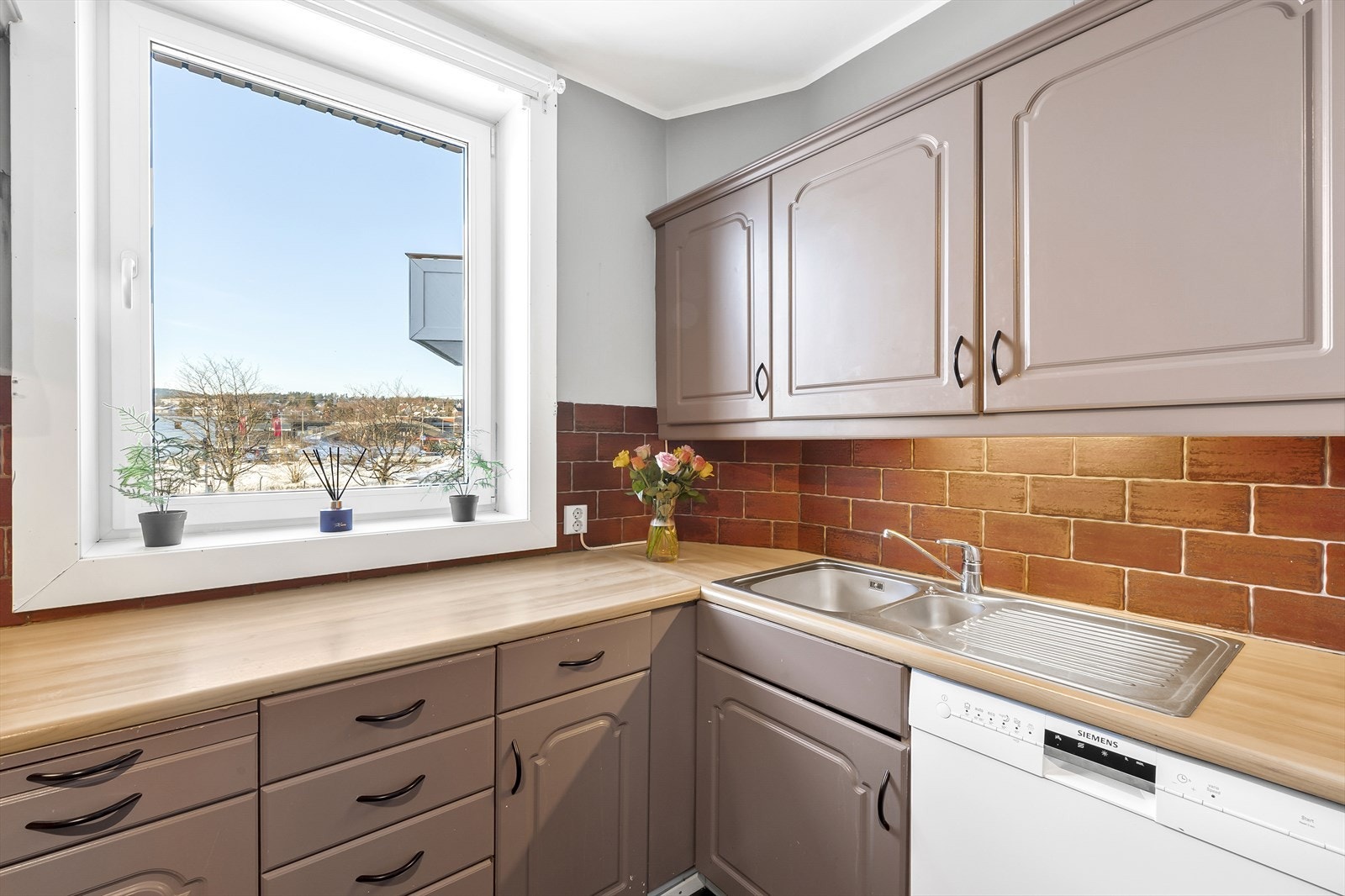 Profilerte fronter og laminat benkeplate med nedfelt kum i rustfritt stål. Galleribilde