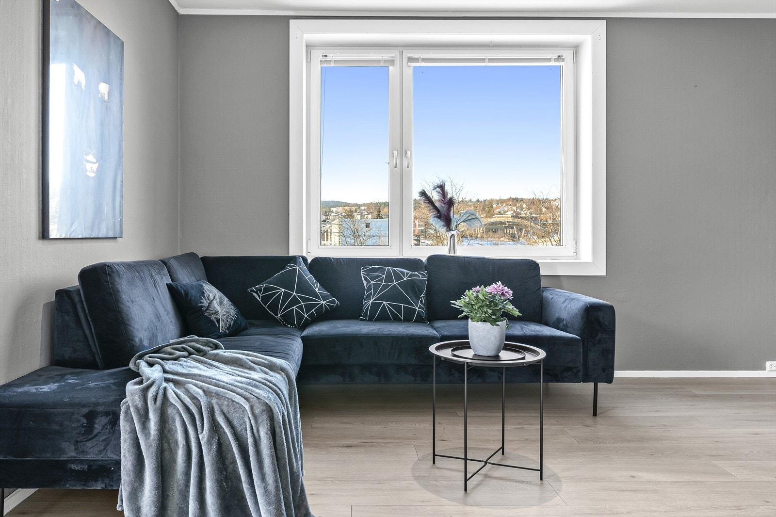 Stuen har godt med plass til sofagruppe og annet møblering. Galleribilde