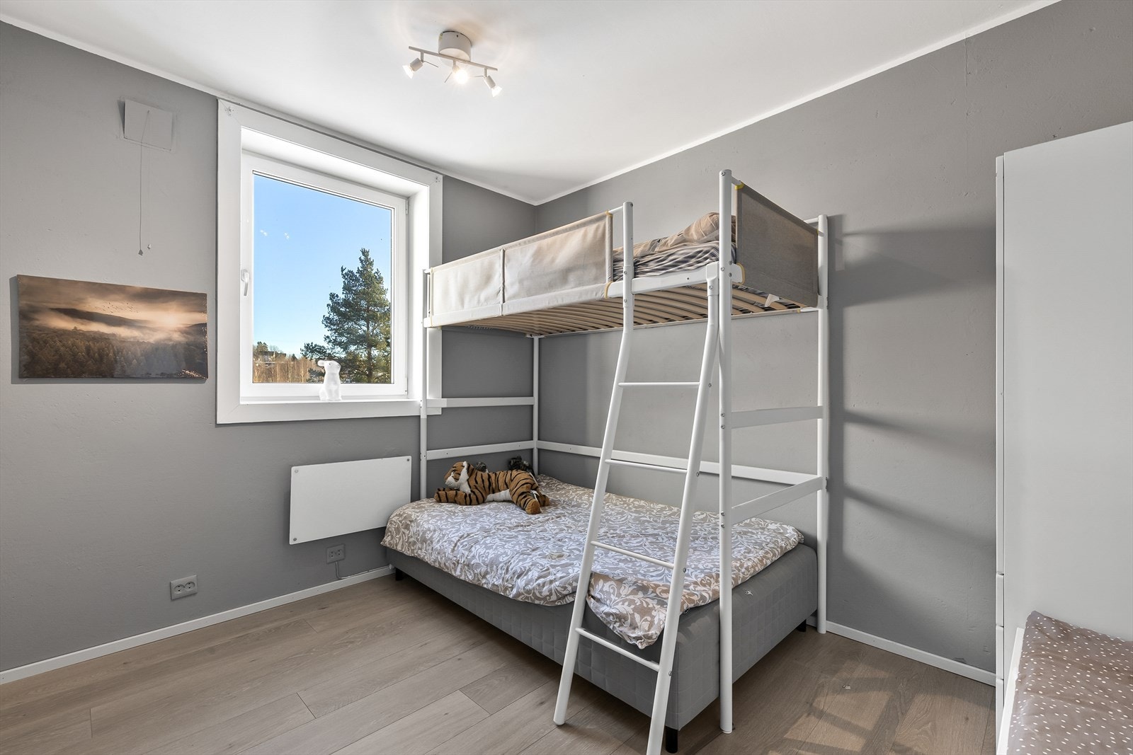 Soverom 2 er innredet som barnerom, med plass til køyeseng og et garderobeskap. Galleribilde