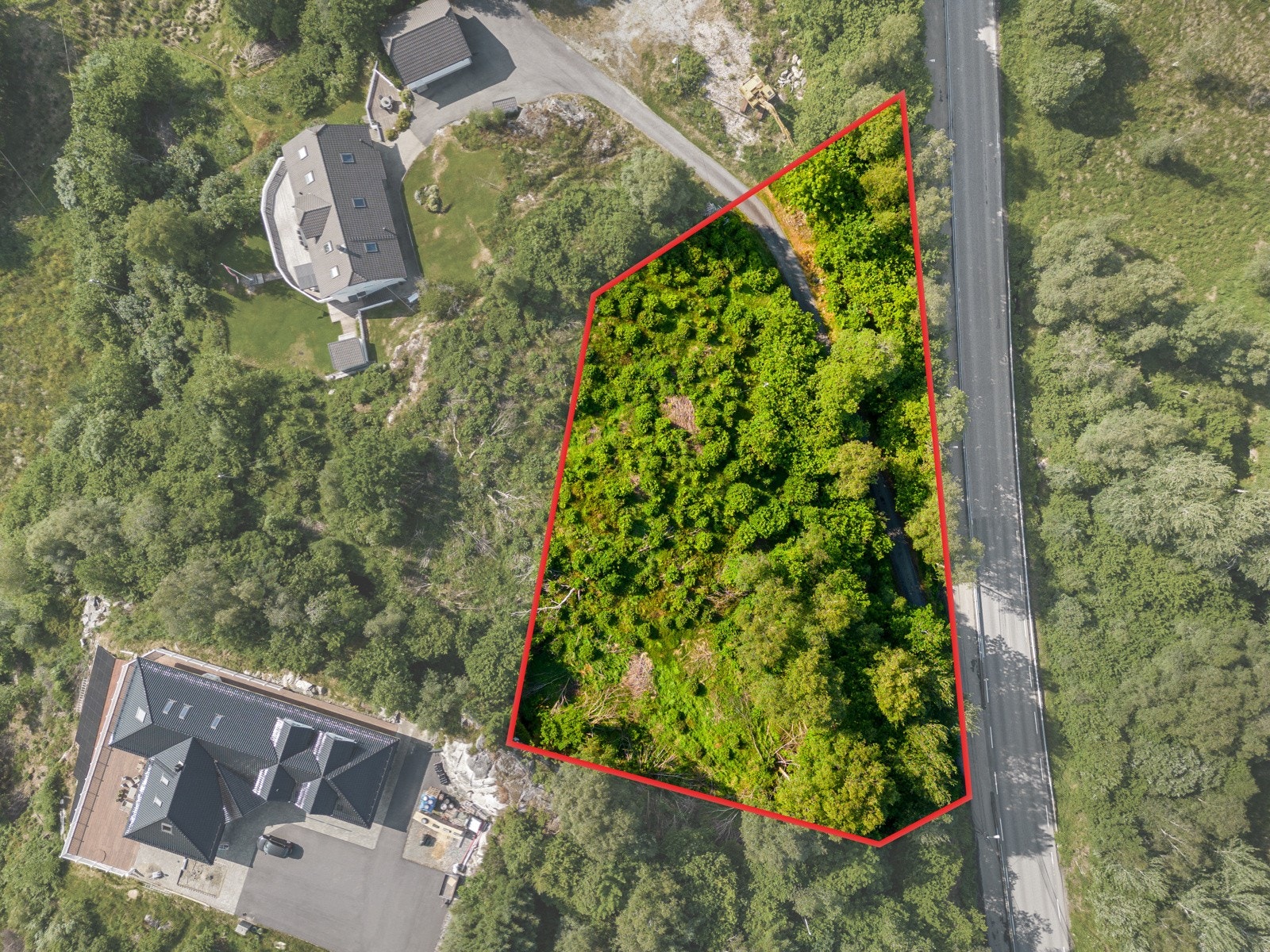 Tomtegrensen. Slik som anvist ekisterer det bilveg på tomten allerede som er koblet på fylkesveg. Galleribilde