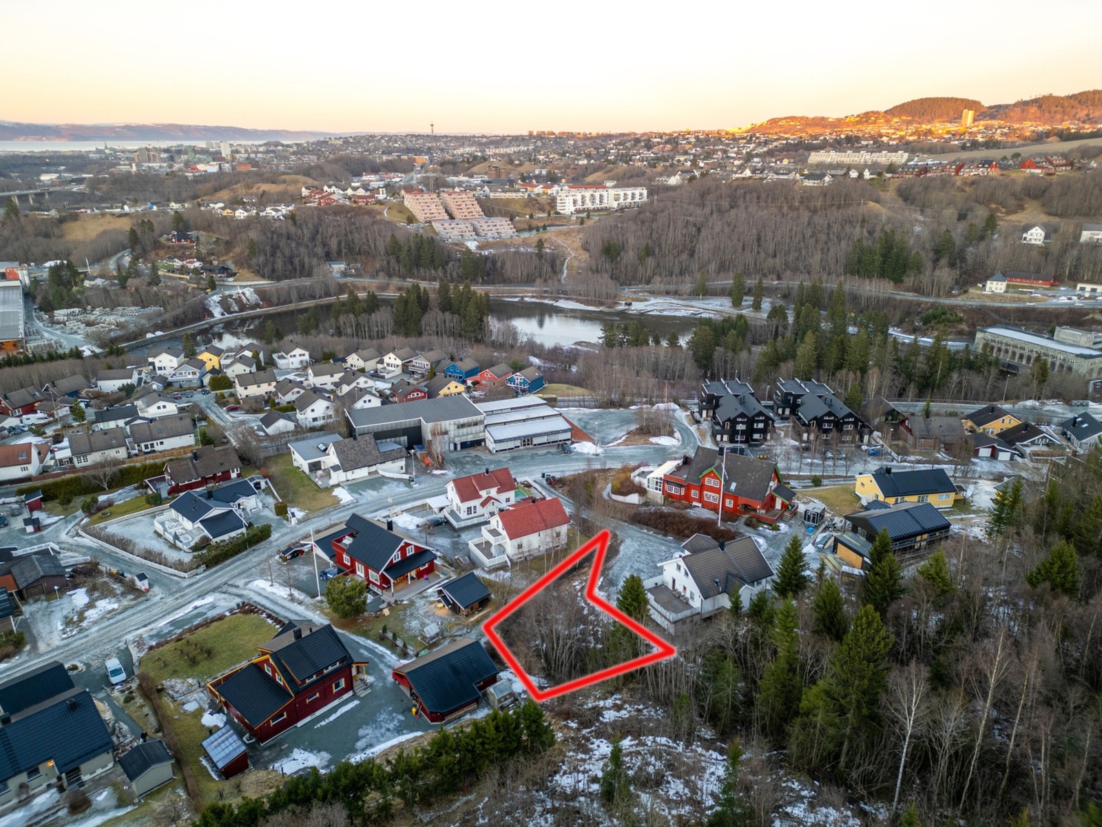 EiendomsMegler1 ved Marthe Frantzen har gleden av å presentere denne tomta i Turistveien 47 C!
Foto: Krokstad & Nervik, (Ekaterina Krokstad) Galleribilde