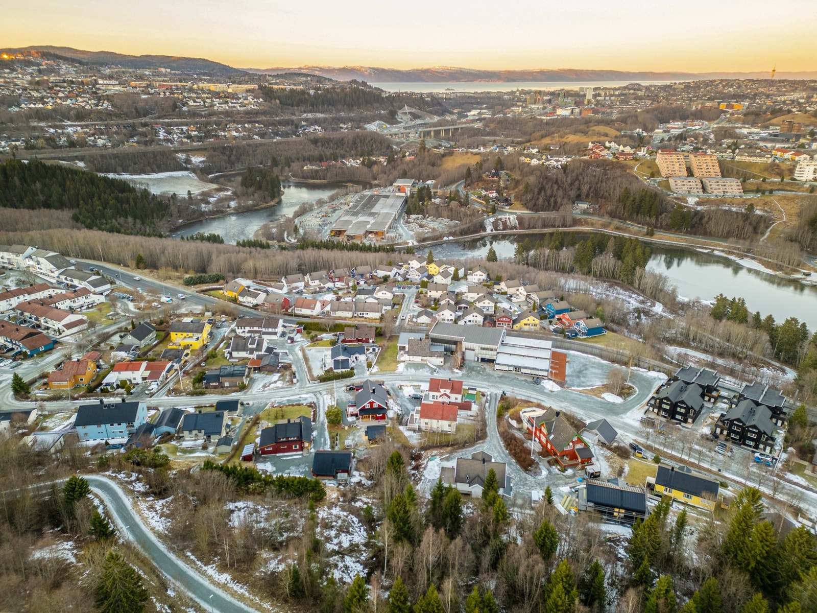 Kort vei til bussholdeplass med hyppige avganger til sentrum og Tiller med alle servicefasiliteter. Galleribilde
