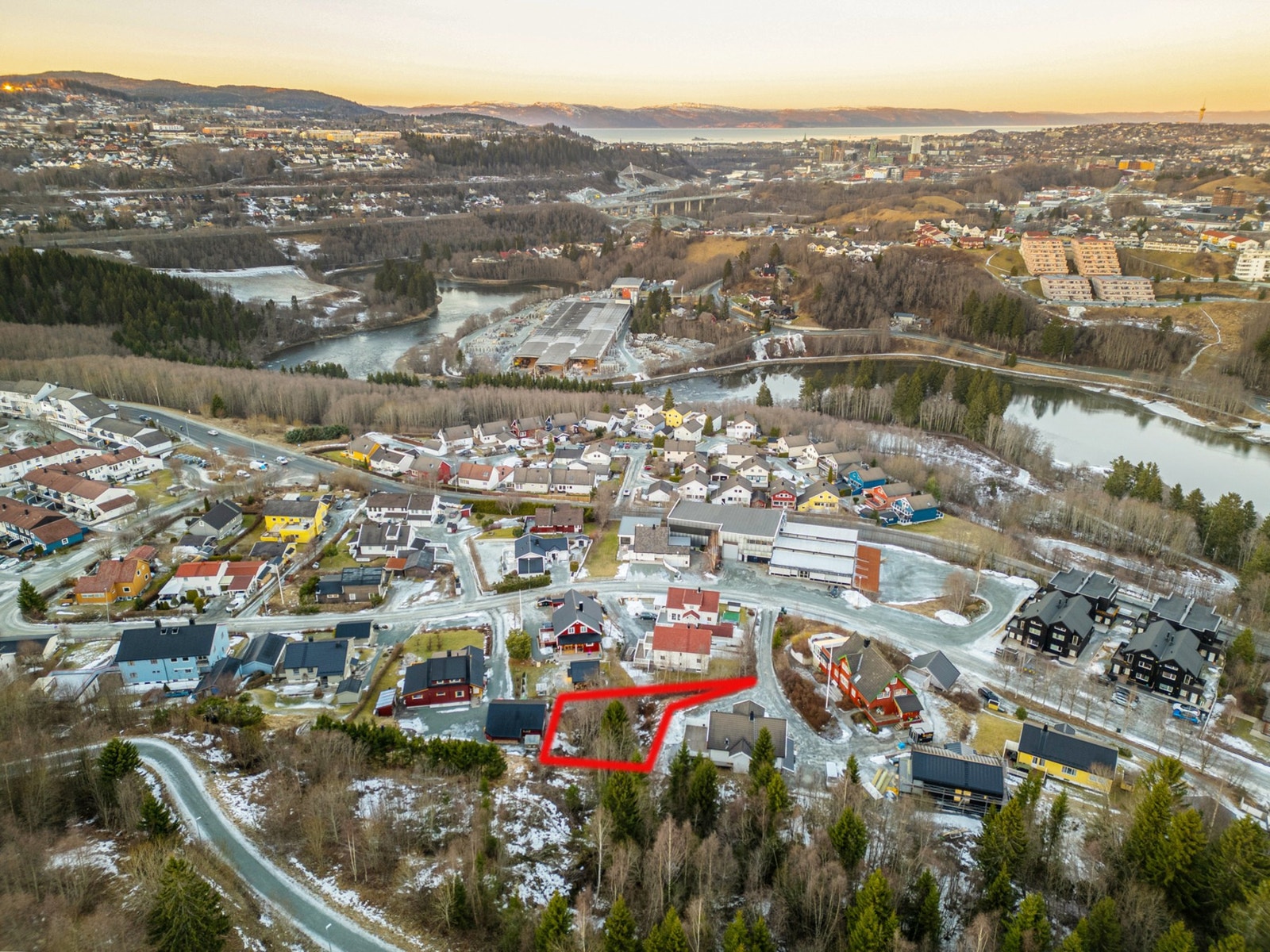 Vi gjør oppmerksom på at inntegnede linjer av tomta er fiktive. Kart med nøyaktige tomtegrenser ligger vedlagt i salgsoppgaven. Galleribilde