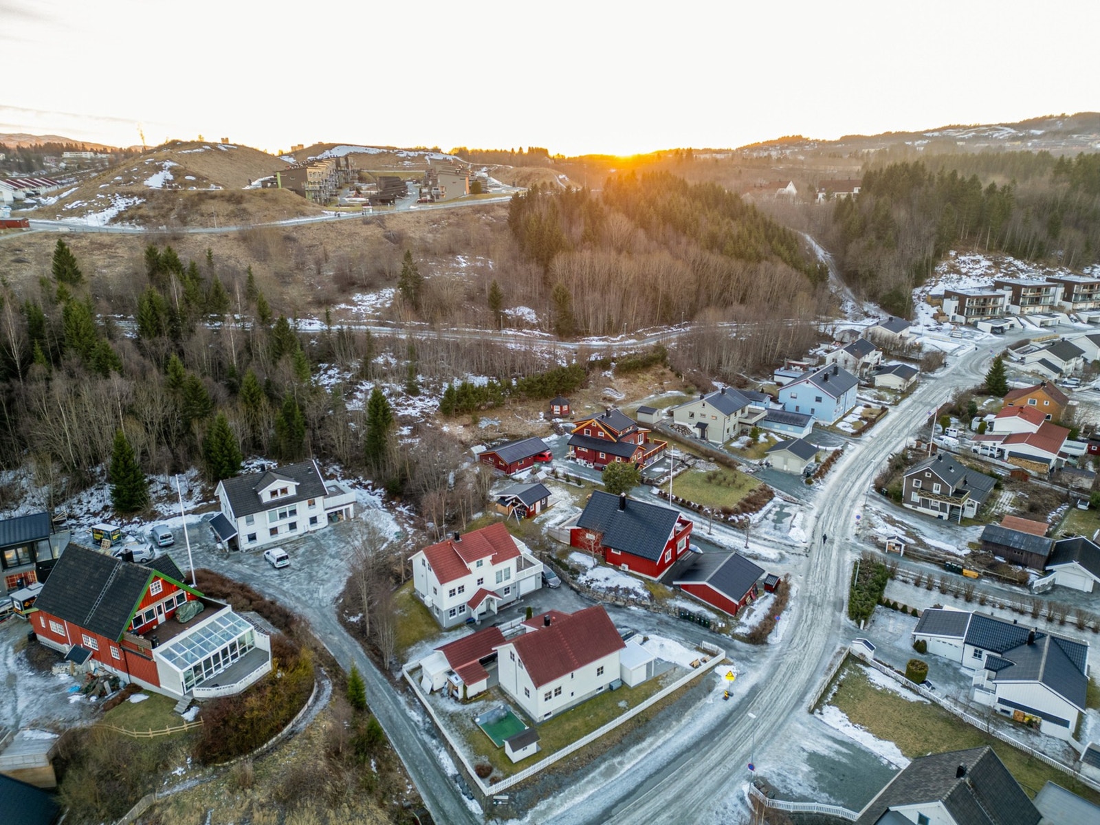 Fra tomta er det gangavstand til skole, barnehage og dagligvarebutikk. Galleribilde