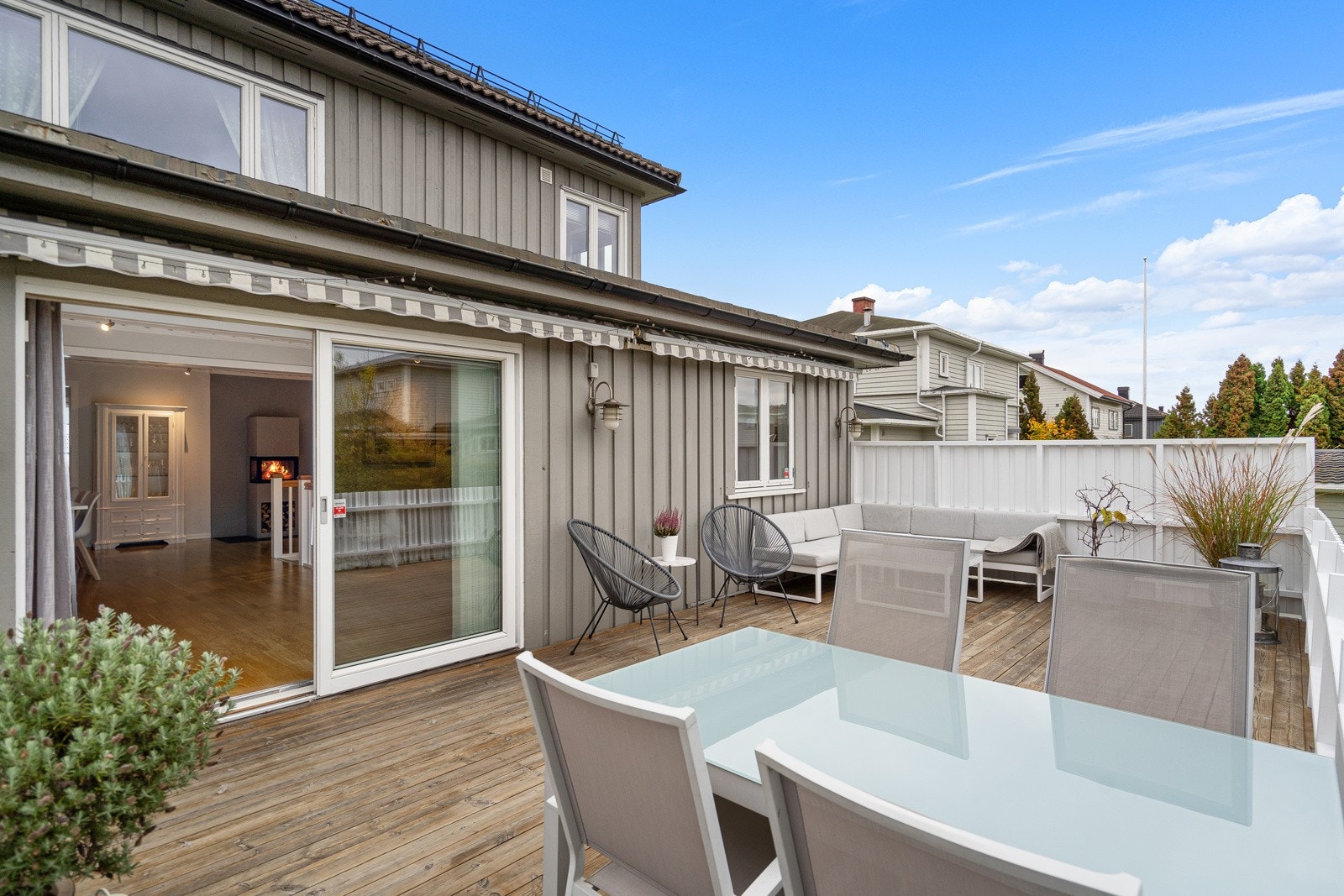 Herlig terrasse som ligger skjermet fra ytre omgivelser Galleribilde