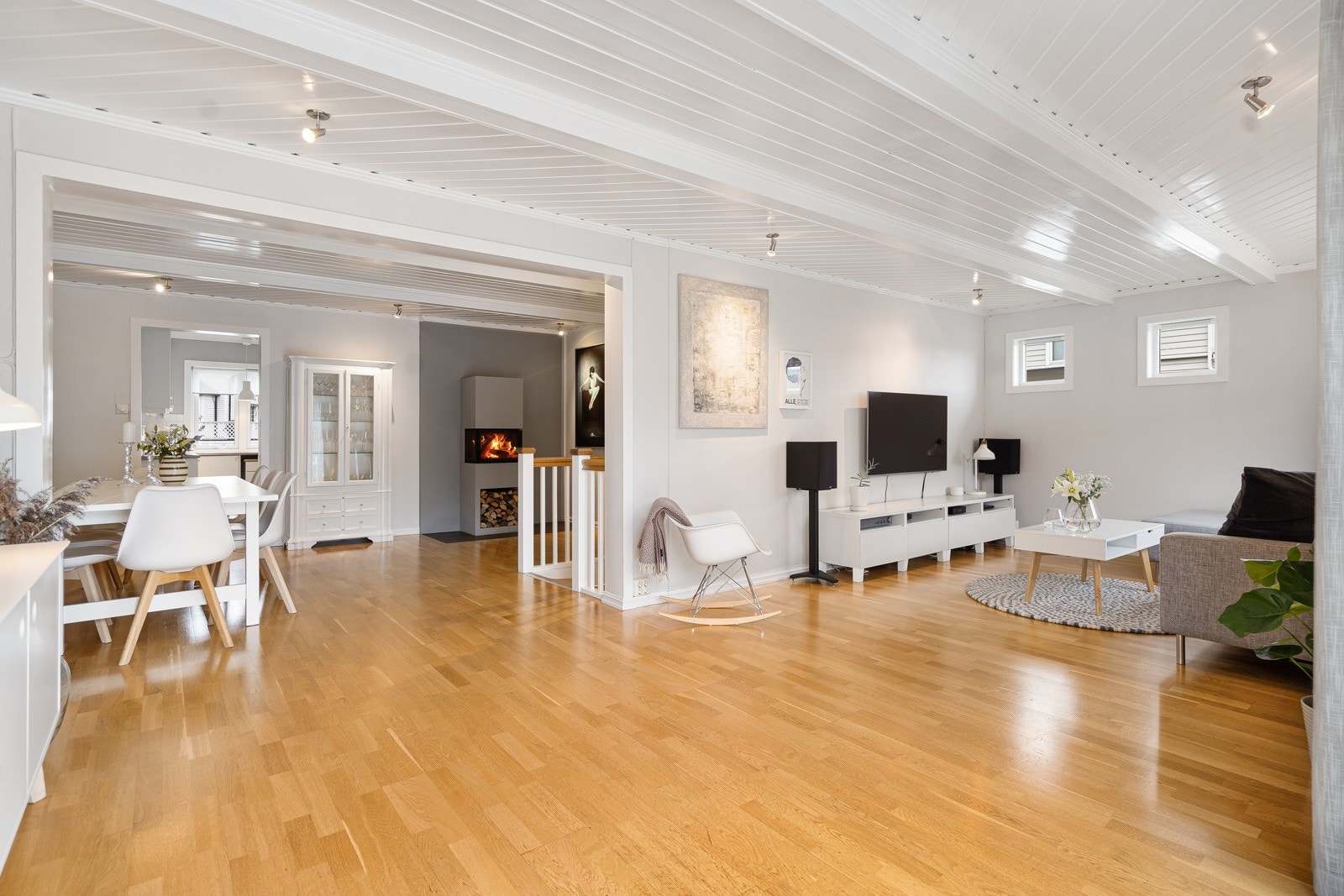 Lys og fin stue - stuen ligger i forbindelse med spisestuen Galleribilde