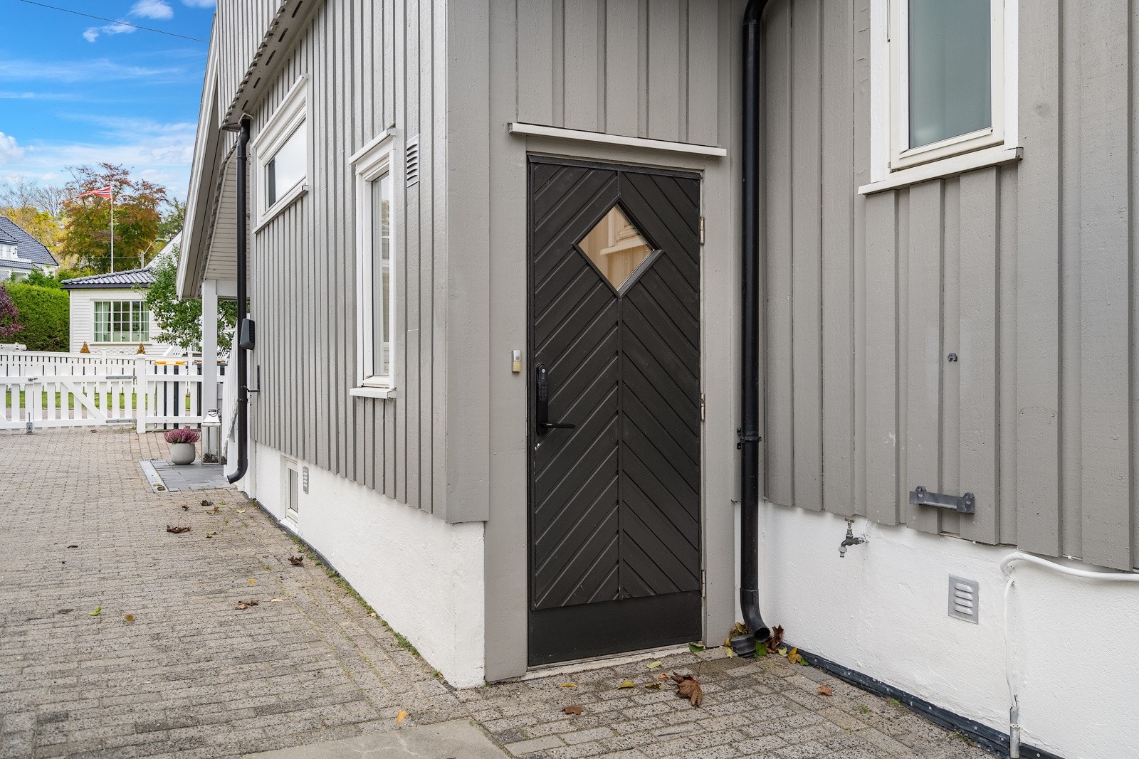 Egen inngang til kjelleren Galleribilde