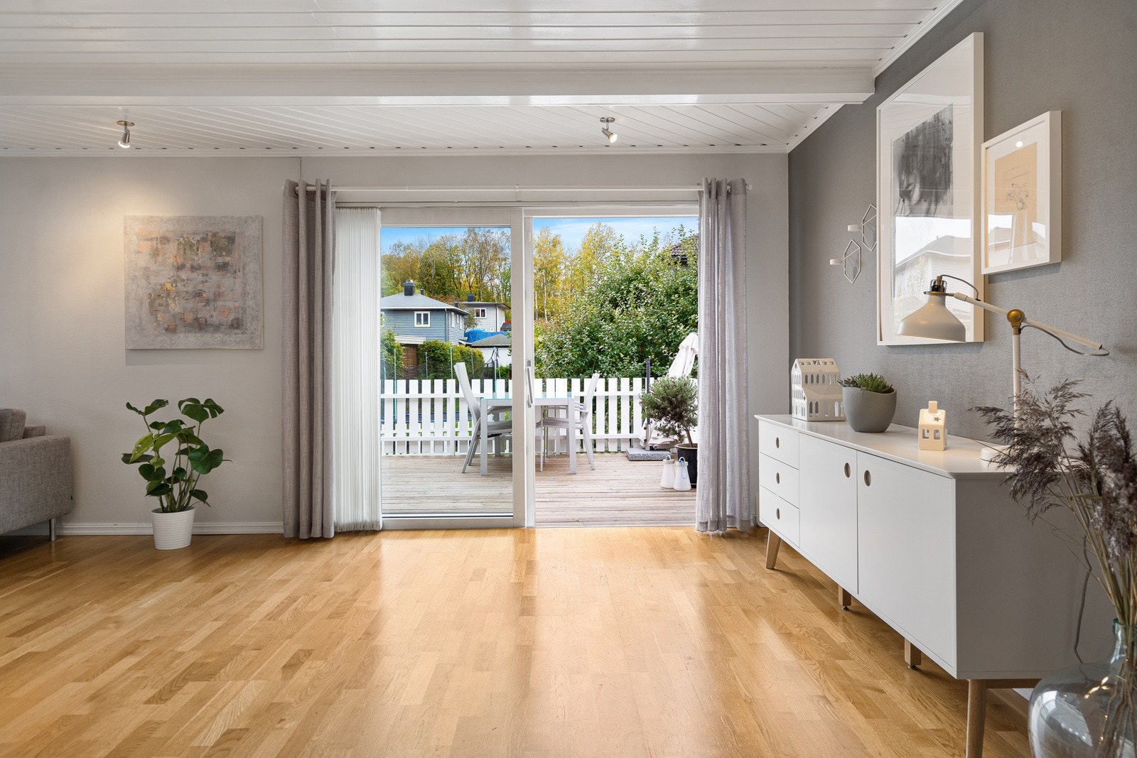 Stuen har utgang til stor, vestvendt terrasse Galleribilde