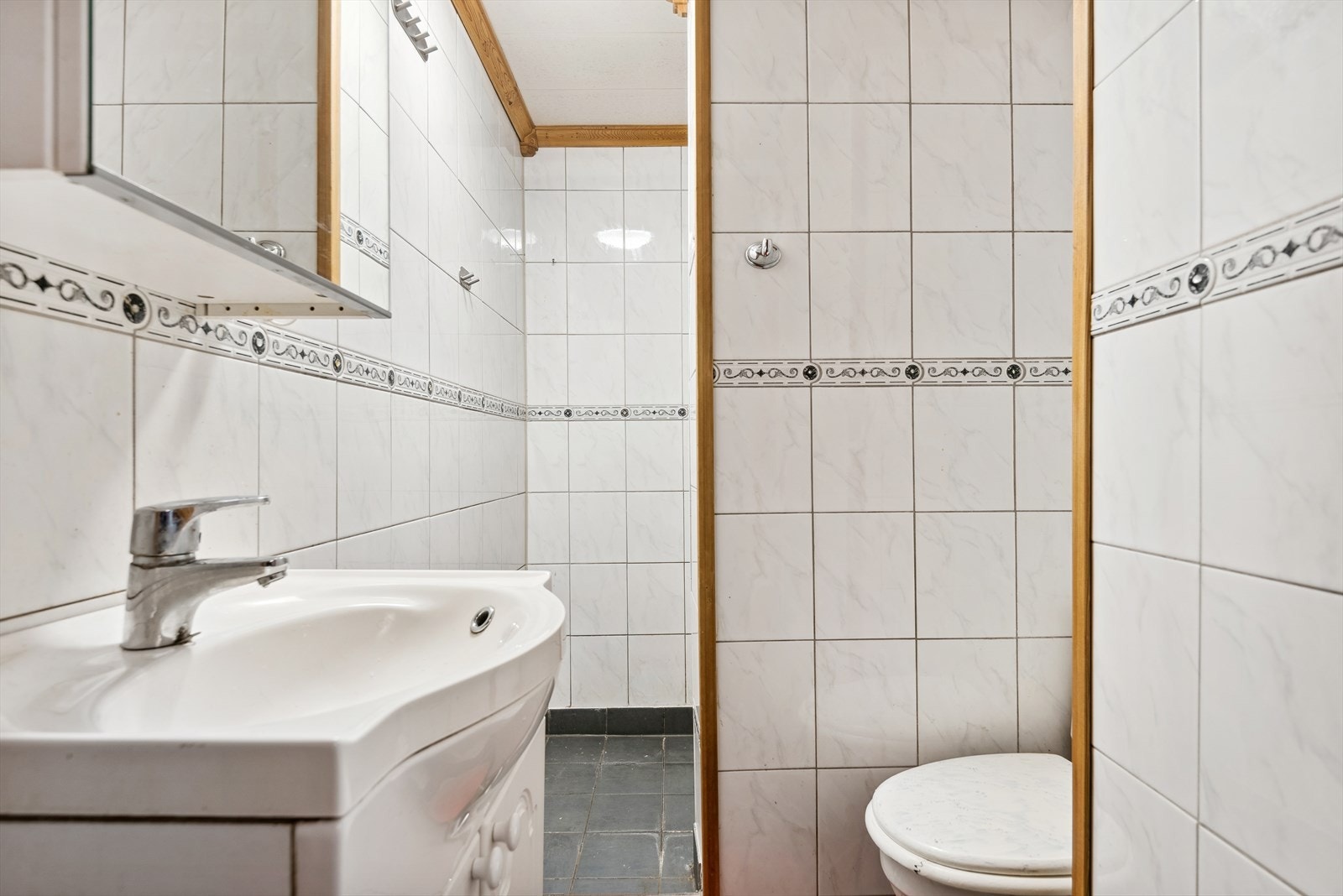 Badet i 3. etasje er godt utnyttet, med nisje for toalett og dusj Galleribilde
