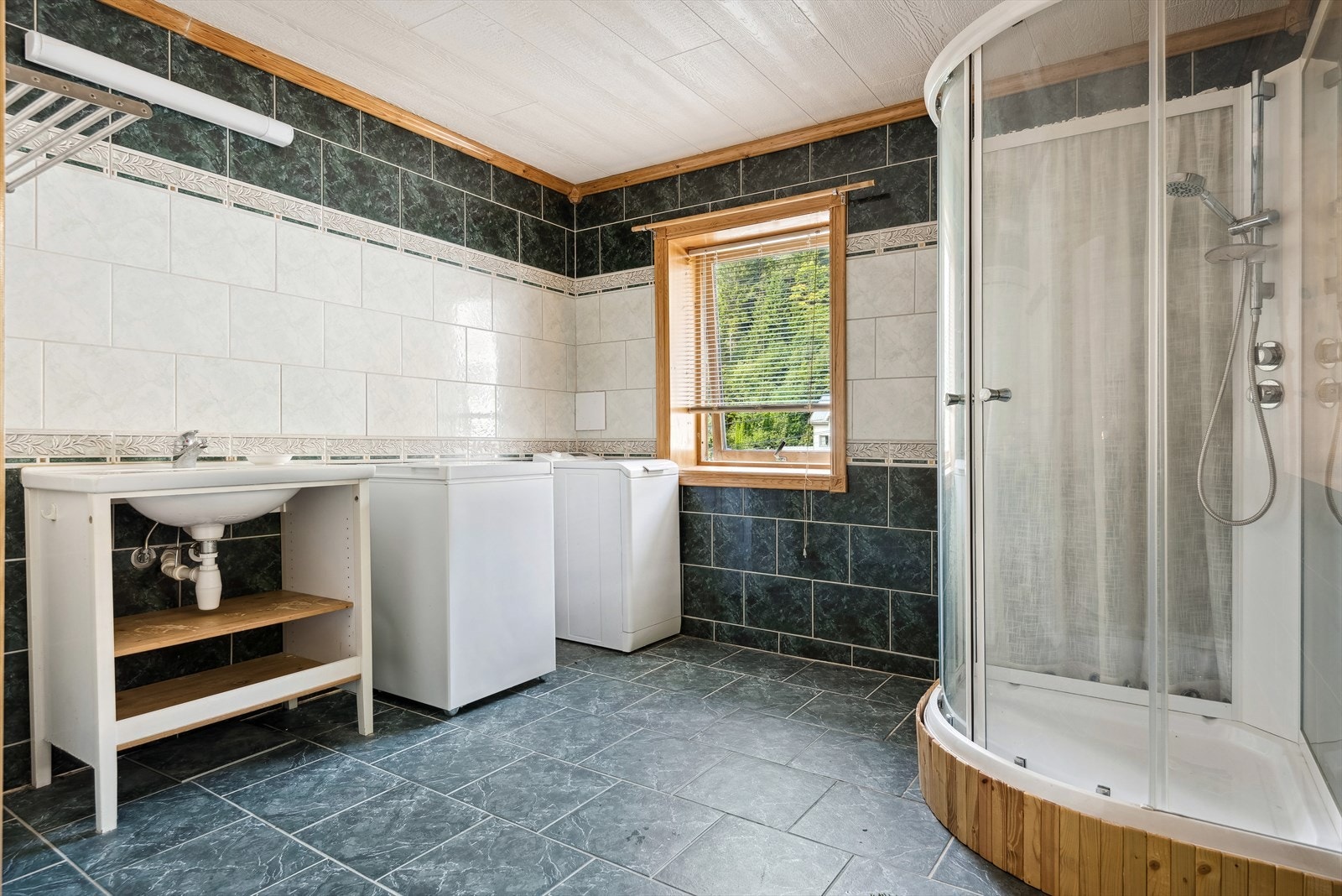 Badet i 2. etasje er helfliset og svært stort Galleribilde