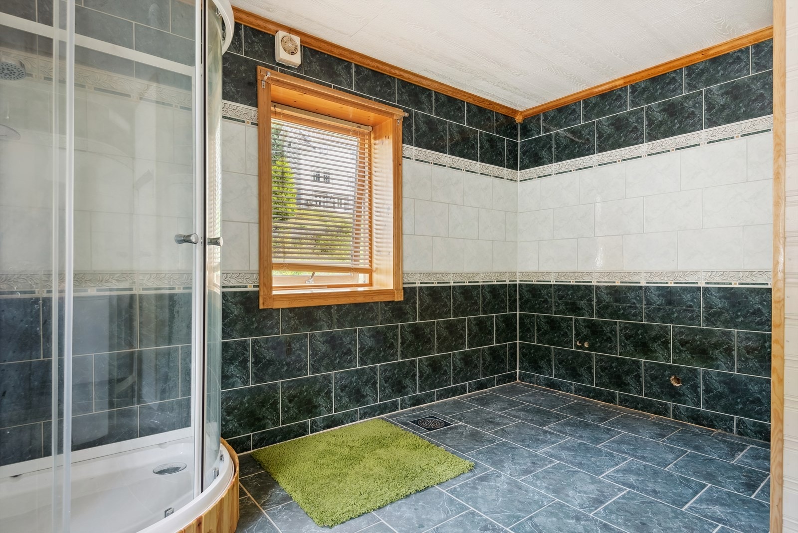 Bad (hull i hjørnet er fra rør til tidl. badekar) Galleribilde