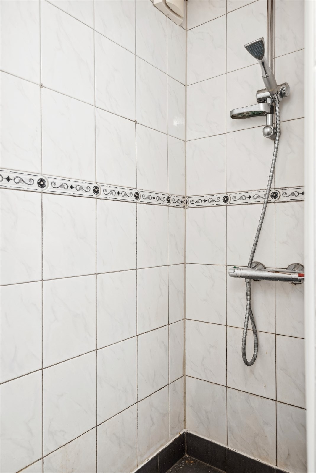 Helfliset nisje for dusj på badet i 3. etasje Galleribilde