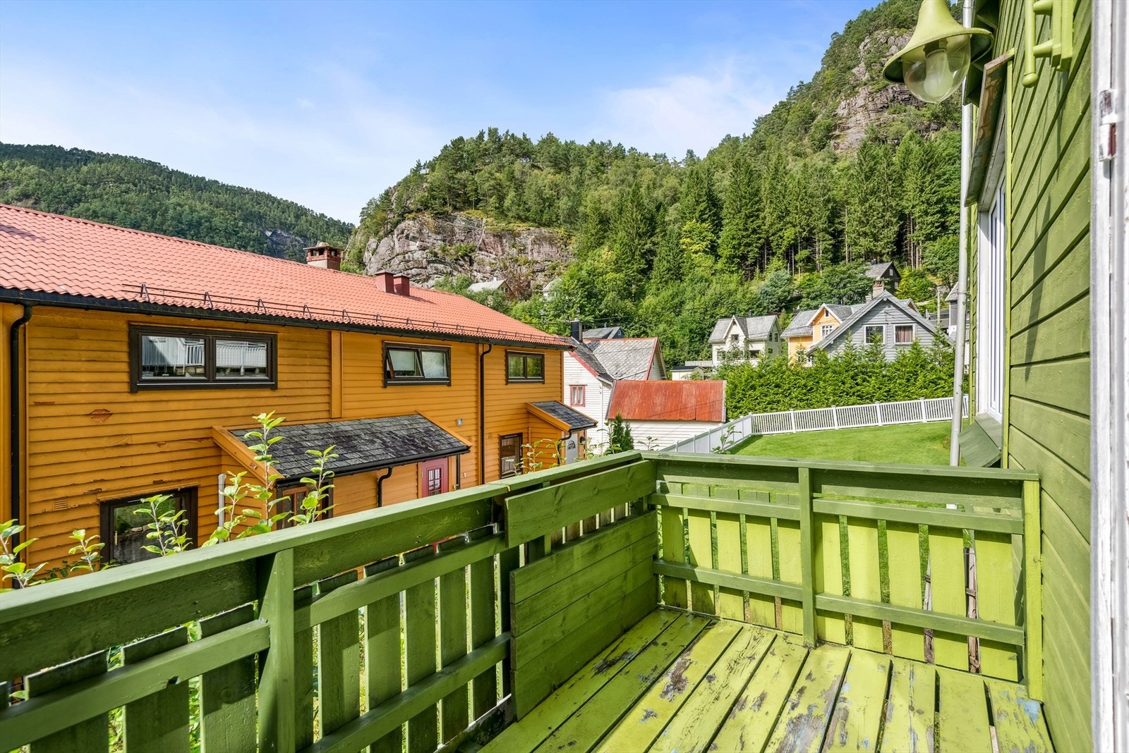 Her er det gangavstand til butikker, skole og barnehage, og flotte turmuligheter Galleribilde