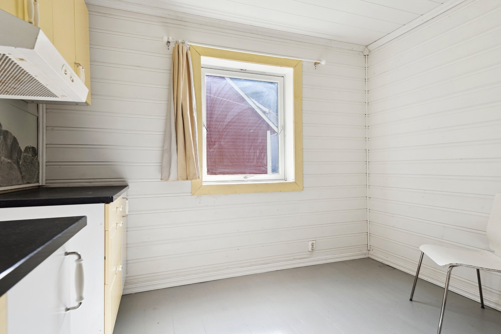 Det er plass til en liten spisekrok på kjøkkenet Galleribilde
