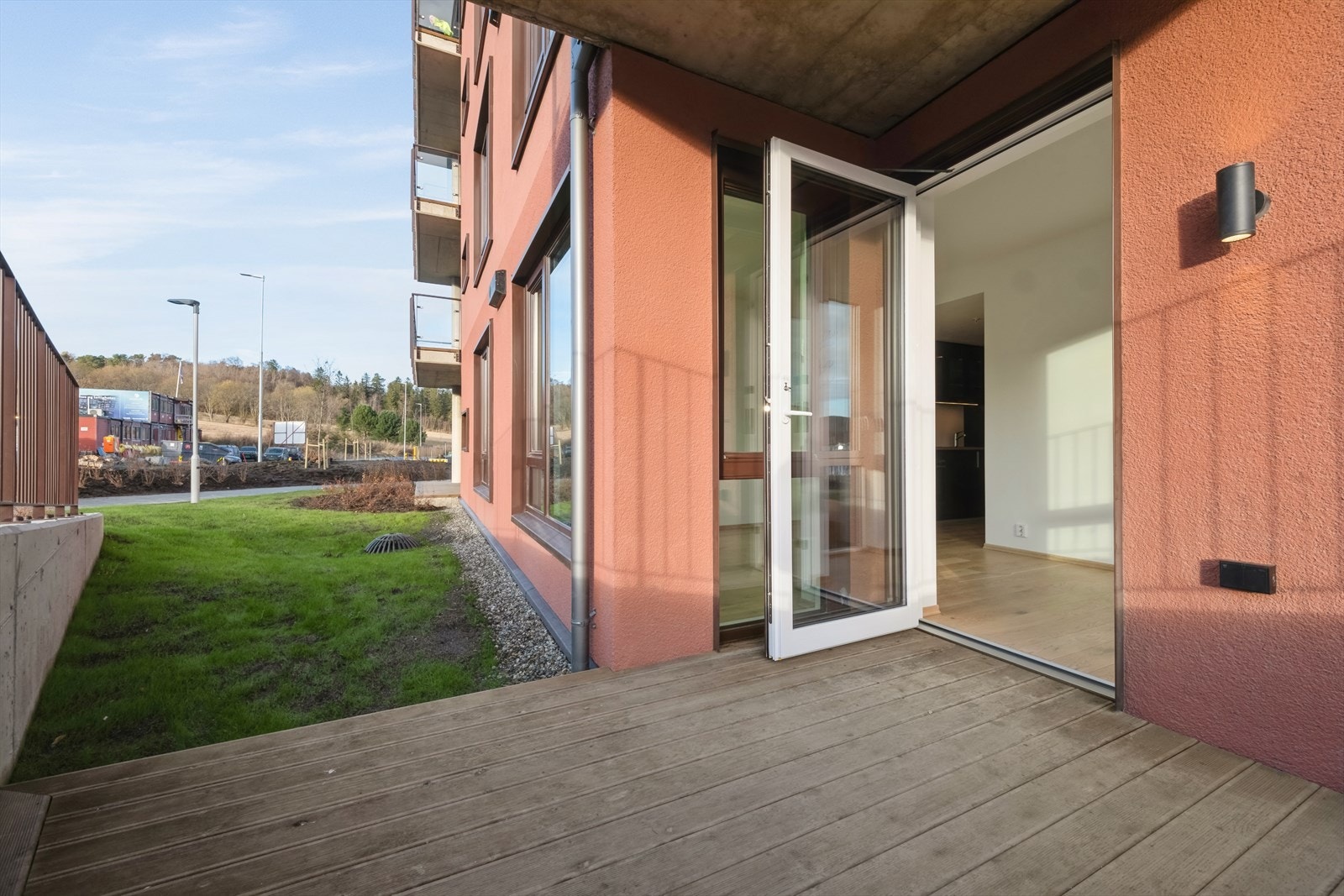 Fra stuerommet er det direkte adkomst til terrasse på ca. 7 kvm. Galleribilde