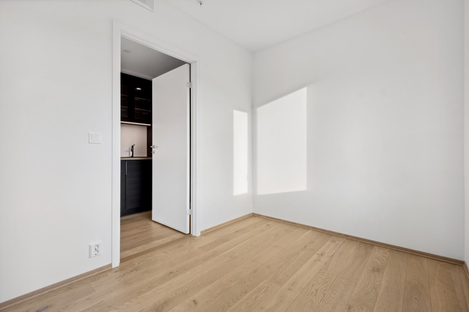 Det er svært lave felleskostnader på 2 273,- per måned. Felleskostnadene inkluderer blant annet kommunale avgifter, fjernvarme, TV, internett, medlemskontingent i TOBB, diverse drift og vedlikehold mm. Galleribilde