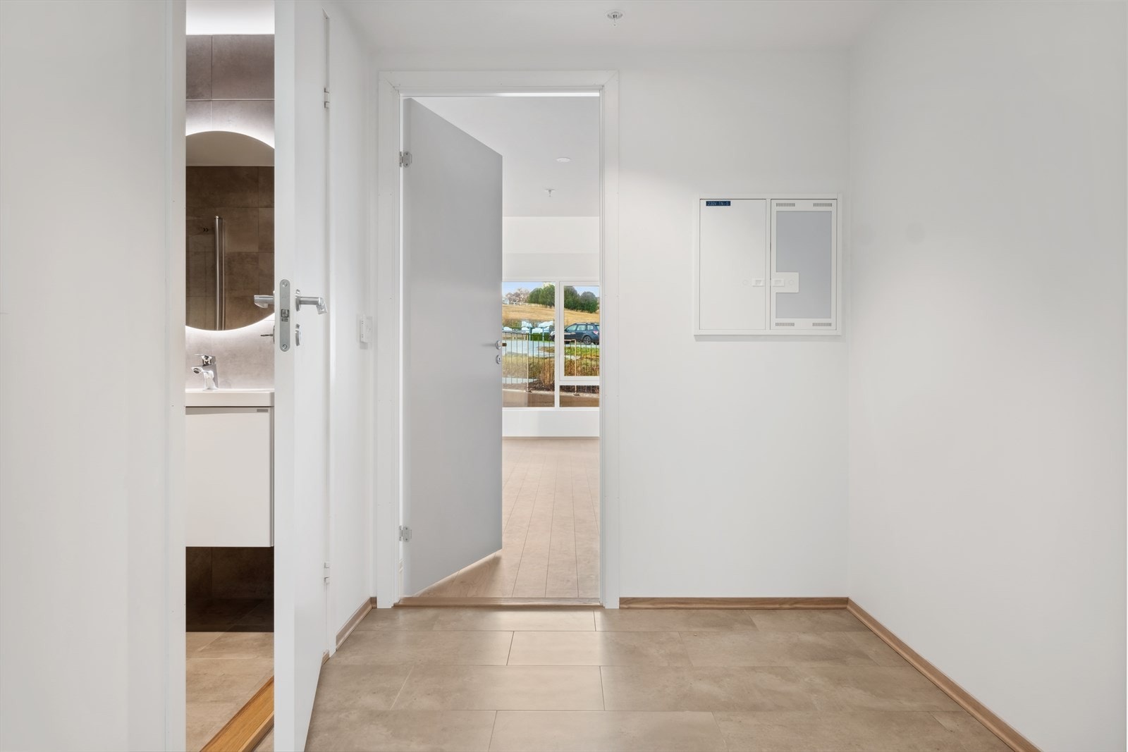 Når man kommer inn i boligen trer man inn i en romslig og flislagt entré med god plass til oppbevaring av yttertøy. Galleribilde