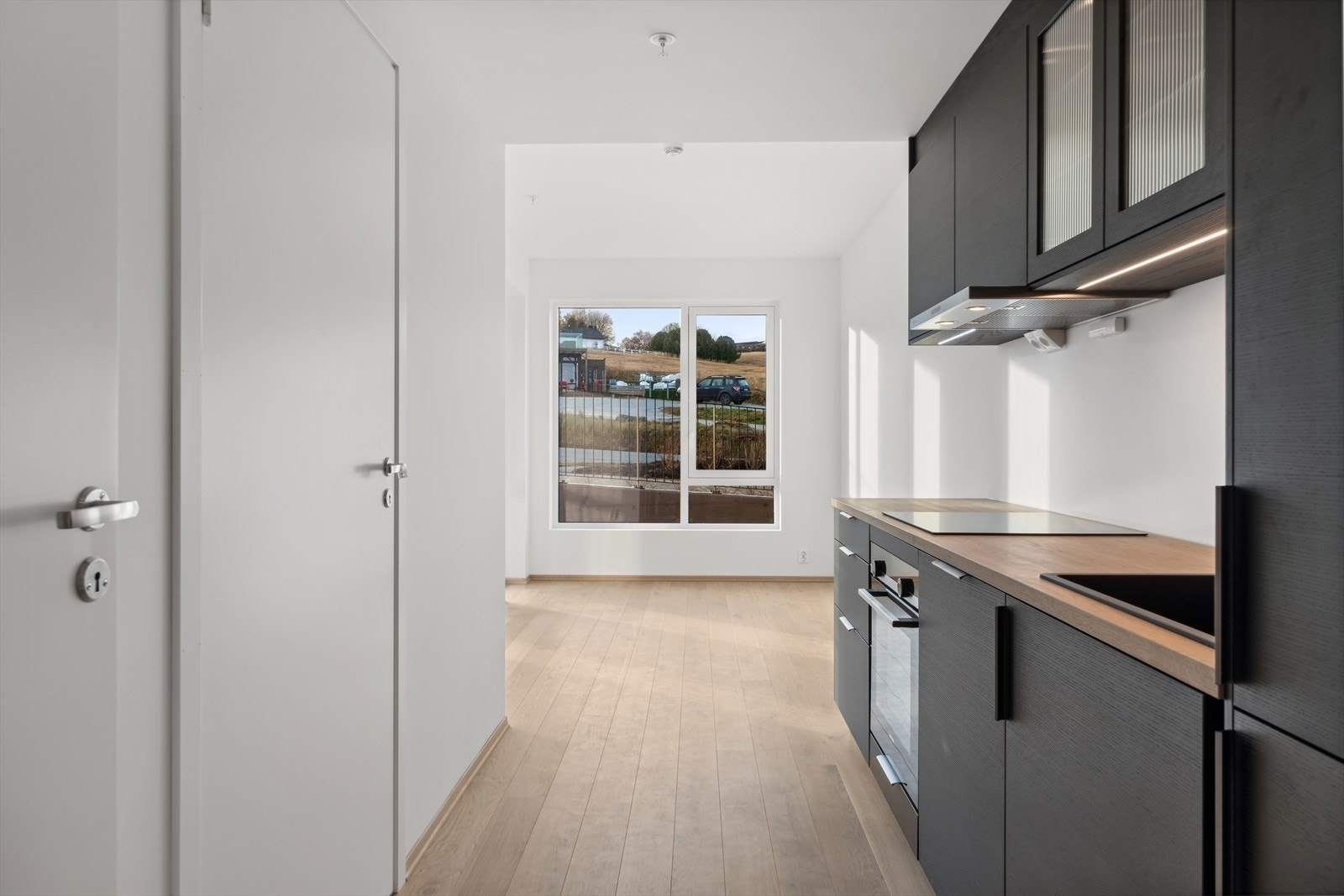 Kjøkkenet er fra Drømmekjøkken, med fronter i fargen Ask brunbeis og benkeplate i heltre eik. Galleribilde