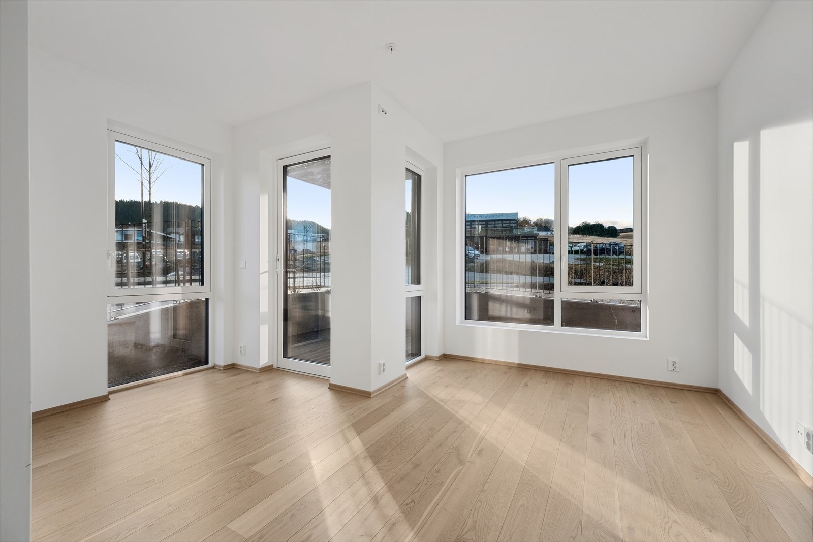 De rause vindusflatene beriker leiligheten med naturlig lysinnslipp. Galleribilde