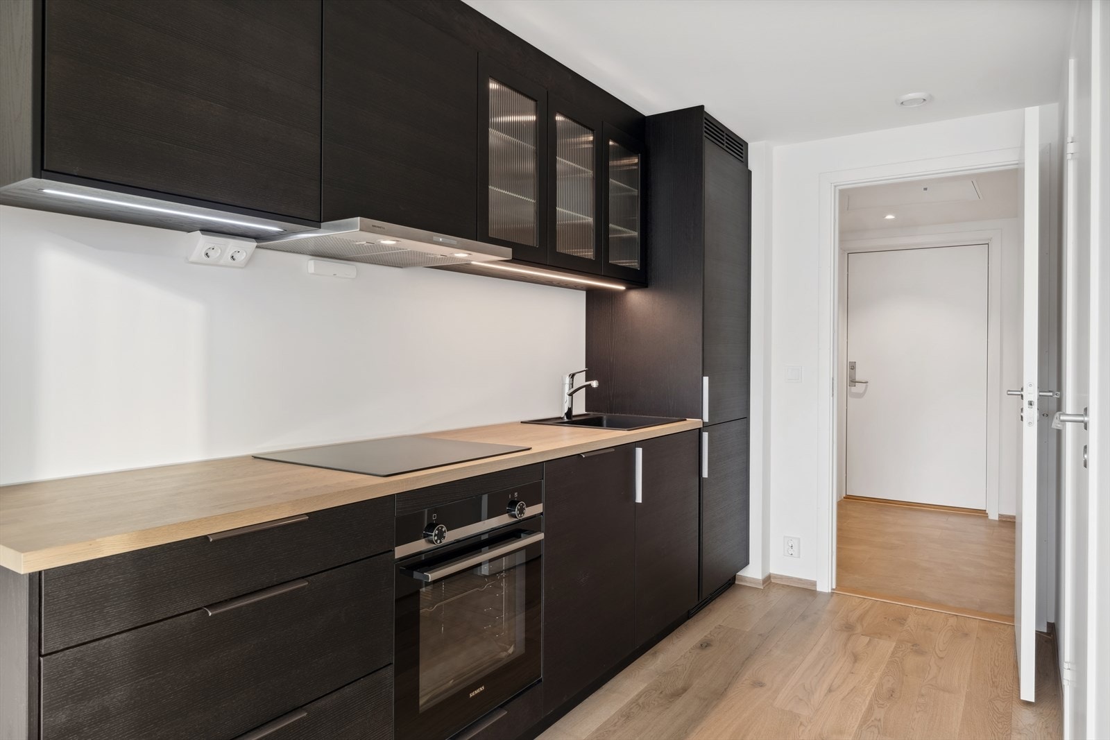 Kjøkkenet innehar både komfyr, platetopp og oppvaskmaskin som naturligvis følger handelen. Galleribilde