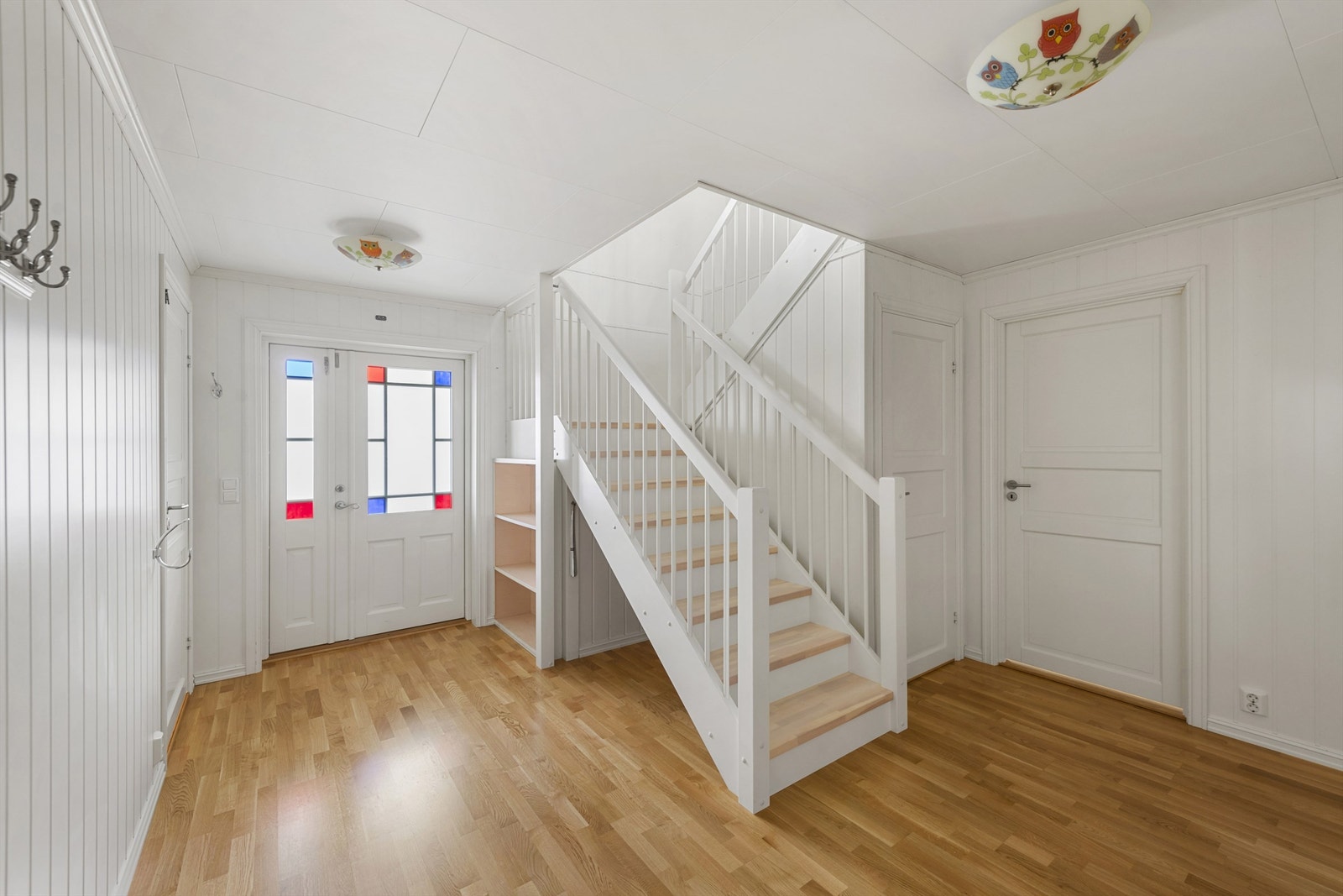 Flott ytterdør og stor entré - velkommen! Galleribilde