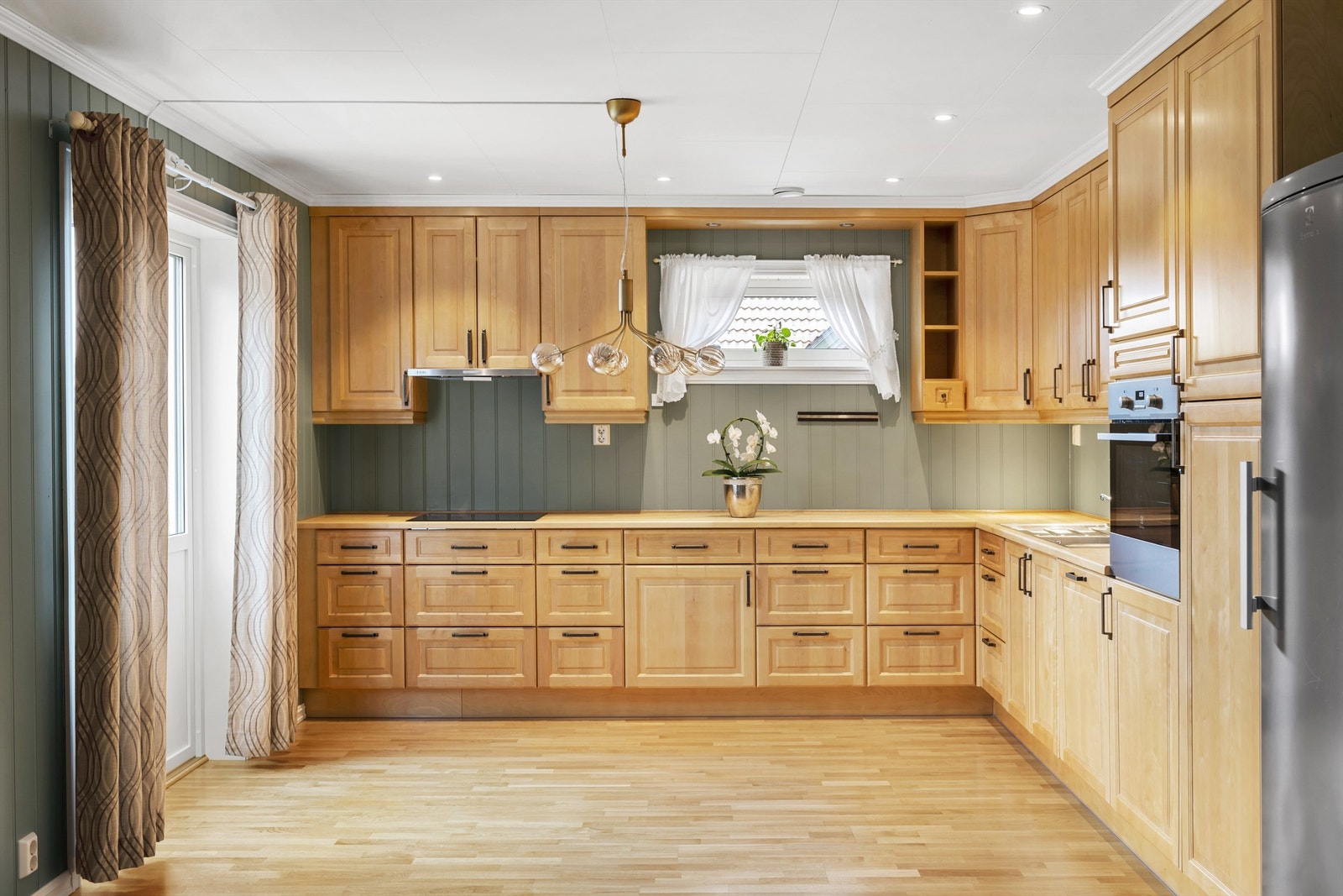 Heltre kjøkkeninnredning i Bjørk levert av Fossline. Galleribilde