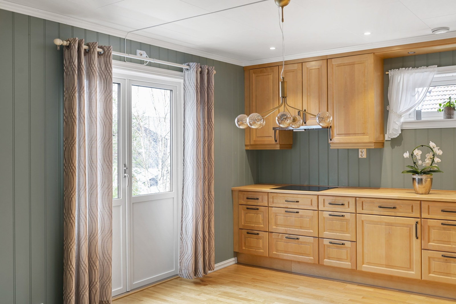 Fra kjøkkenet er det direkte utgang til terrassen. Galleribilde