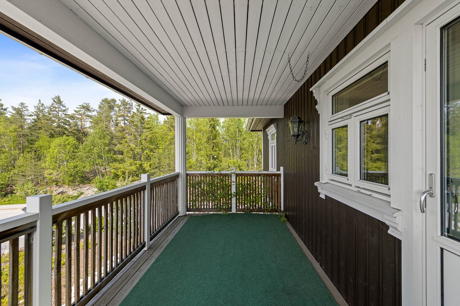 Utgang fra loftstuen til balkong på ca. 10 kvm. Overbygd og med utsikt mot Vorma. Galleribilde