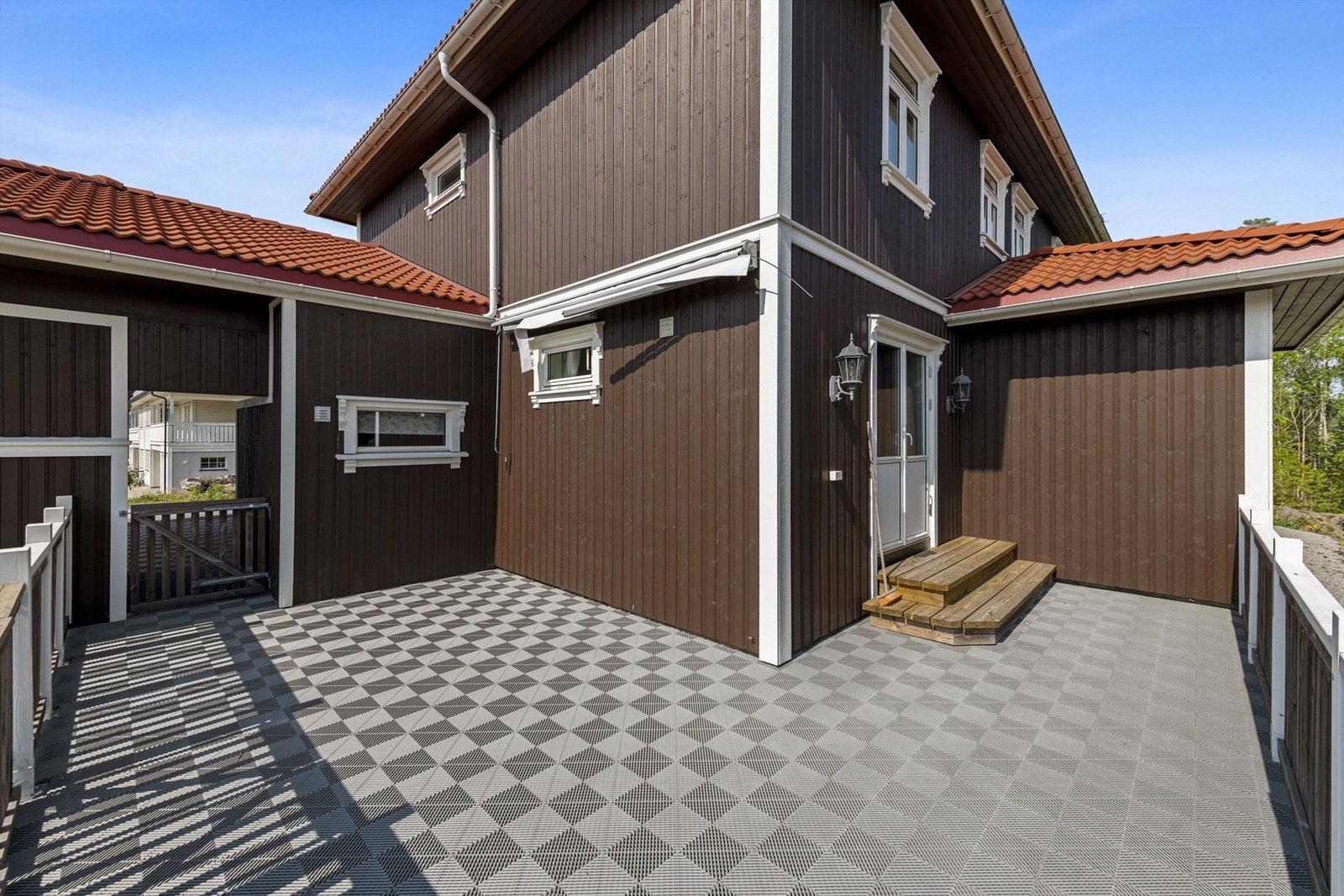Stor terrasse på ca. 30 kvm. med god plass til flere sittegrupper. Perfekt for late sommerdager. Galleribilde