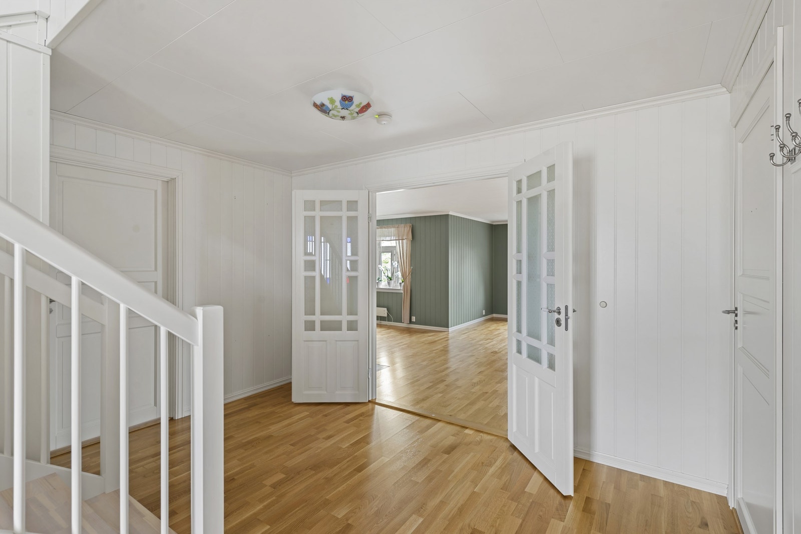 Dobbeltfløyet dør inn til stuen. Galleribilde