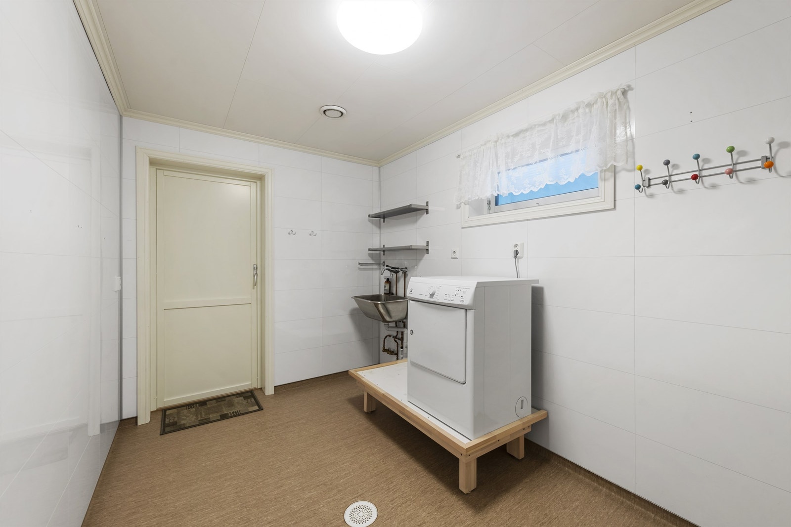 Vaskerom med egen inngang og dør ut til entré. Praktisk med dyr og barn i hus. Galleribilde