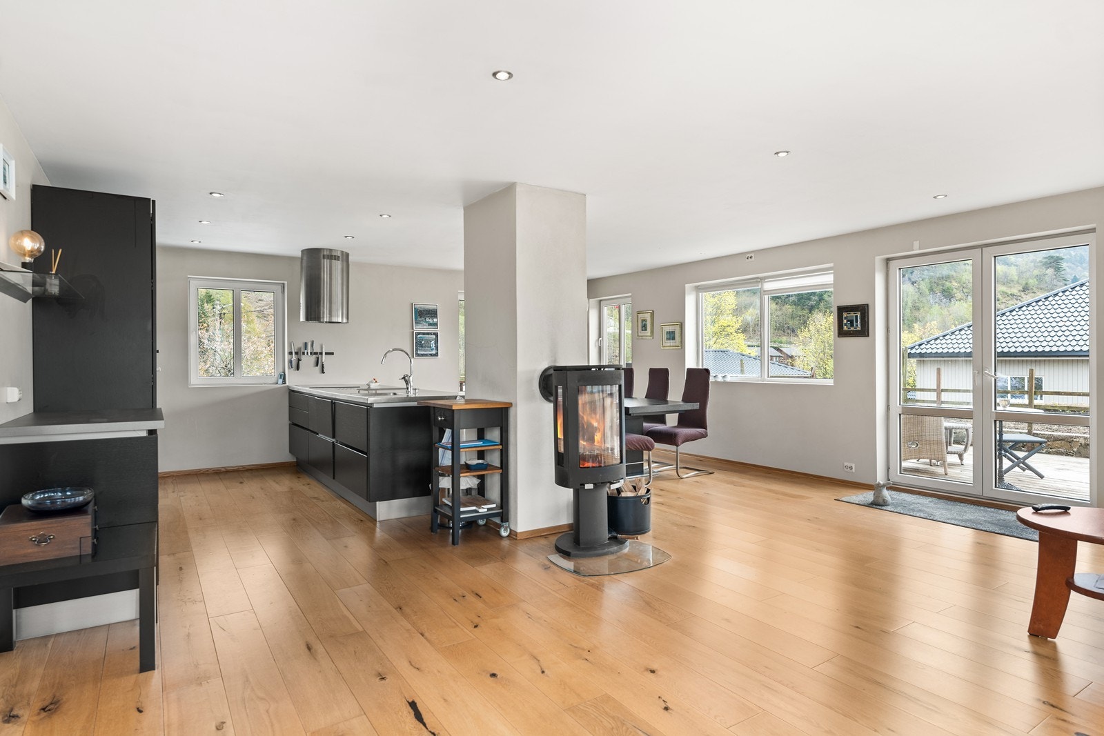 Åpen løsning mellom stue og kjøkken. Galleribilde