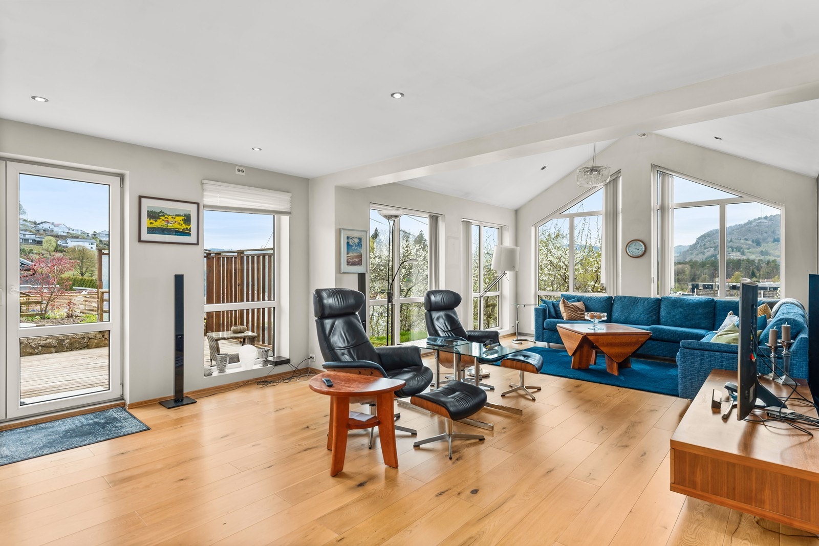 Lys og luftig stue med utsikt. Galleribilde