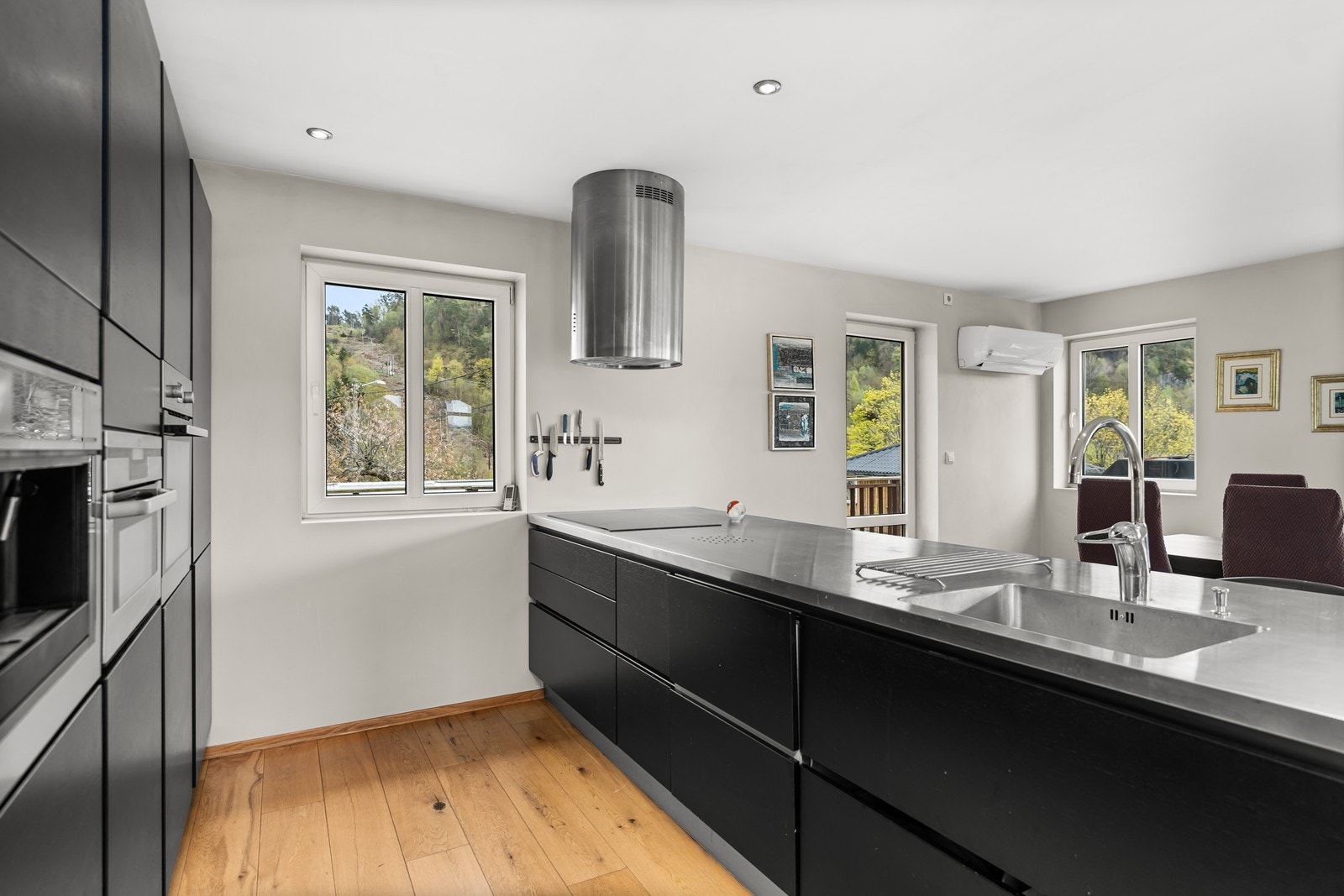 Stilrent kjøkken med mye skap- og benkeplass. Galleribilde