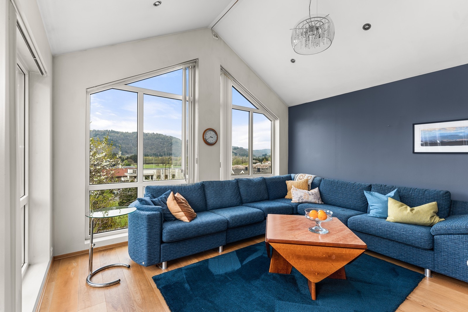 Deler av stuen har høy himling. Galleribilde